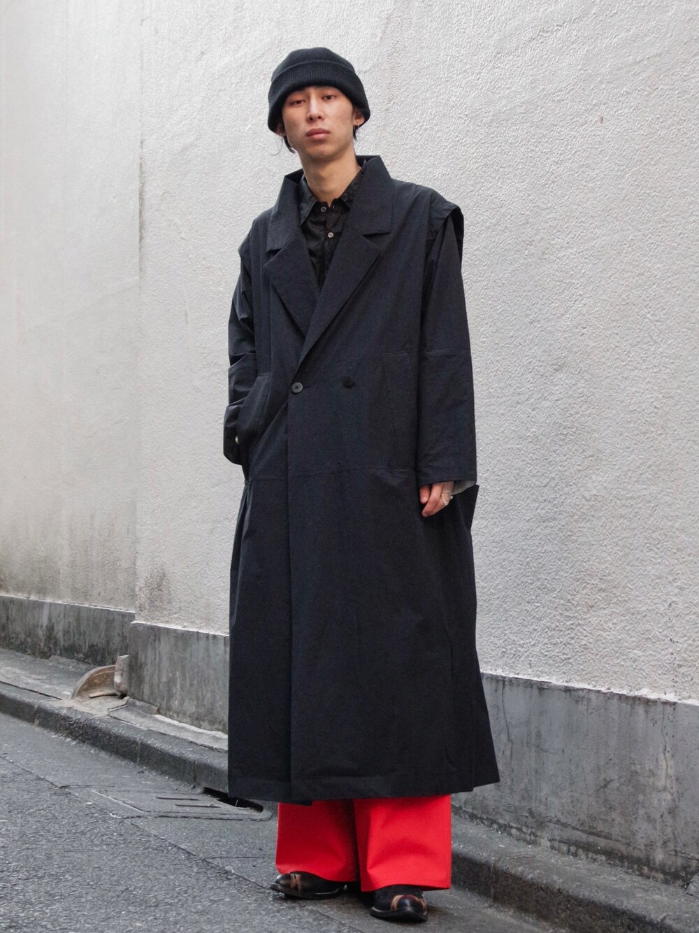 「春、キレイめ、ワイドパンツ、春夏コーデ、春アウター、レイヤードスタイル、いいね、save、フォローお願いします🤑、差し色、ロングコート、カラーパンツ、ニットキャップ、モードストリート、yokosakamoto、BED J.W. FORD、LEH」｜「yoko sakamotoのアイテム（ニットキャップ/ビーニー、ブラック系）」を使った、コバシミツキさん（メンズ・170cm）の春コーディネートの1枚目の写真