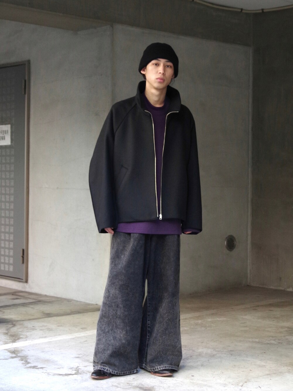 「ビッグシルエット、秋のコーデ、ニットキャップ、ストリート、黒、レイヤードスタイル、ブラックデニム、シンプルコーデ、edwina horl、モードストリート、MyBeautifulLandlet、yokosakamoto、ワイドデニム、スタンドカラーブルゾン」｜「yoko sakamotoのアイテム（ニットキャップ/ビーニー、ブラック系）」を使った、コバシミツキさん（メンズ・170cm）の秋コーディネートの1枚目の写真