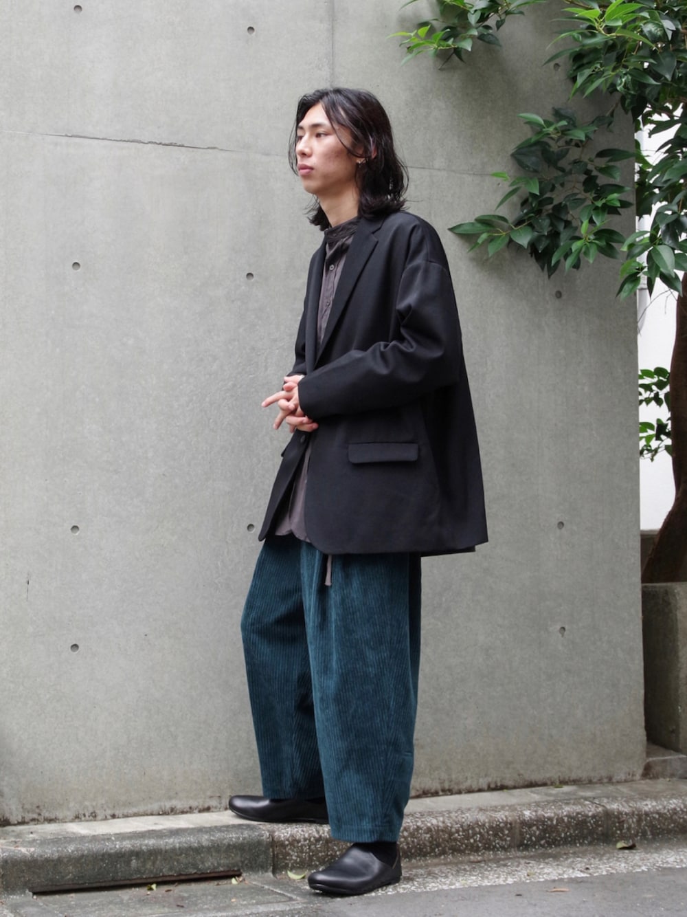 「秋服、ブラック、ゆるコーデ、秋のコーデ、ワイドパンツ、ビックシルエット、秋冬コーデ、カラーパンツ、いいね、save、フォローお願いします🤑、コーデュロイ、コーデュロイパンツ、コーデュロイワイドパンツ、dulcamara、AUTTAA」｜「Dulcamaraのアイテム（テーラードジャケット、ブラック系）」を使った、コバシミツキさん（メンズ・170cm）の秋コーディネートの1枚目の写真