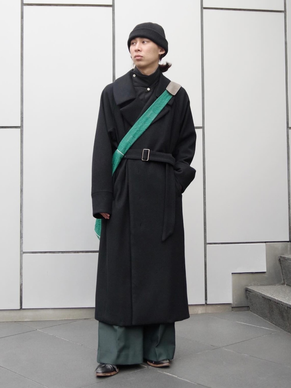「ファッションを楽しもう、WEARyouthコーデ、大人コーデ、秋冬コーデ、冬コーデ、革靴、ロングコート、ニットキャップ、フレアパンツ、ワイドフレアパンツ、レースバッグ、yokosakamoto、juha、edwina horl、SASQUATCHfabrix」｜「yoko sakamotoのアイテム（ニットキャップ/ビーニー、ブラック系）」を使った、コバシミツキさん（メンズ・170cm）の秋コーディネートの1枚目の写真
