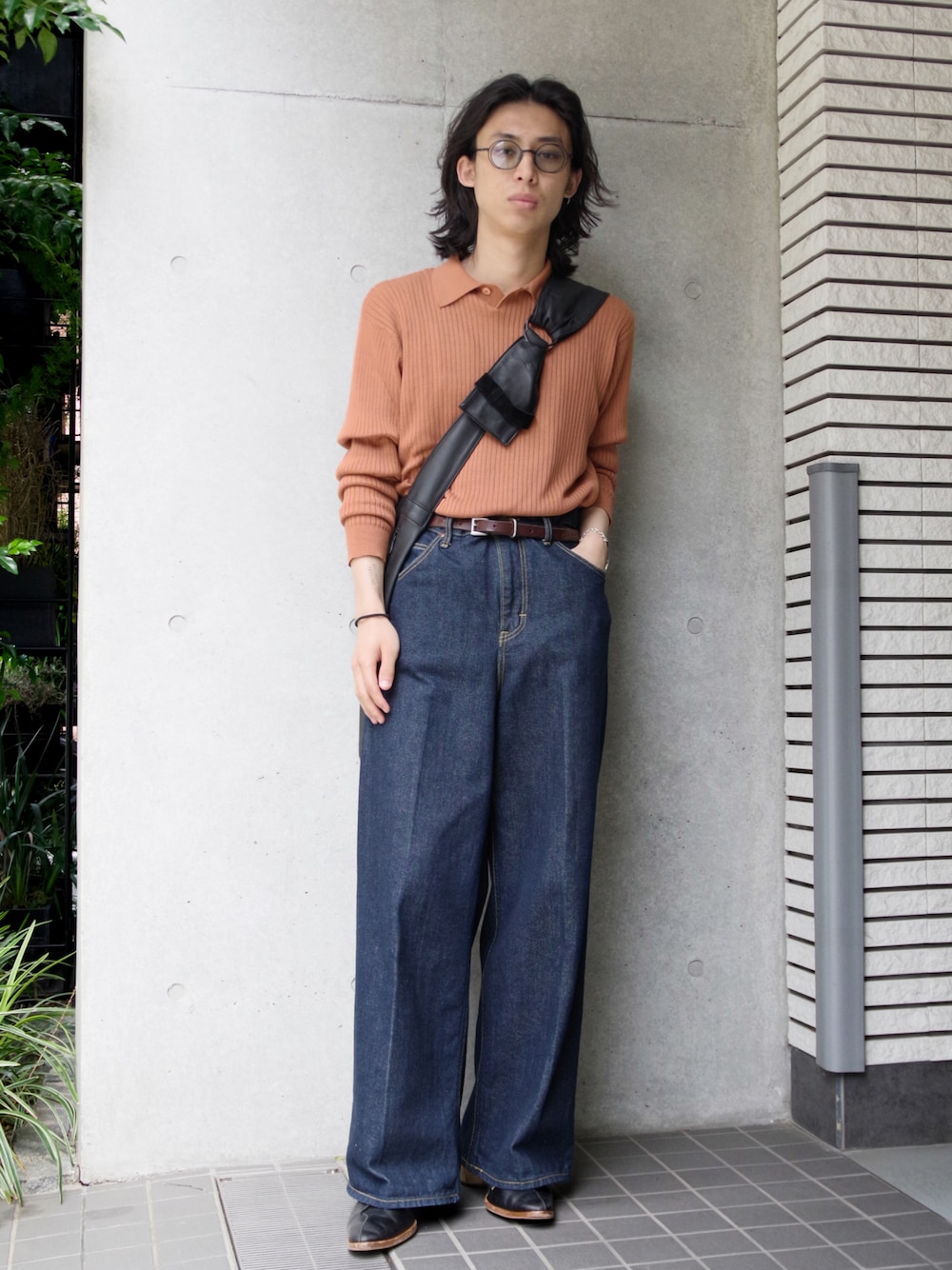 「メンズコーデ、春夏コーデ、いいね、save、フォローお願いします🤑、シンプルコーデ、ショルダーバッグ、古着MIX、キレイめ、ワイドデニム、ニットポロ、タックイン、デニムパンツ、yokosakamoto、BED J.W. FORD、SASQUATCHfabrix、yorozu」｜「SASQUATCHfabrix.のアイテム（シューズ、ブラック系）」を使った、コバシミツキさん（メンズ・170cm）の春コーディネートの1枚目の写真