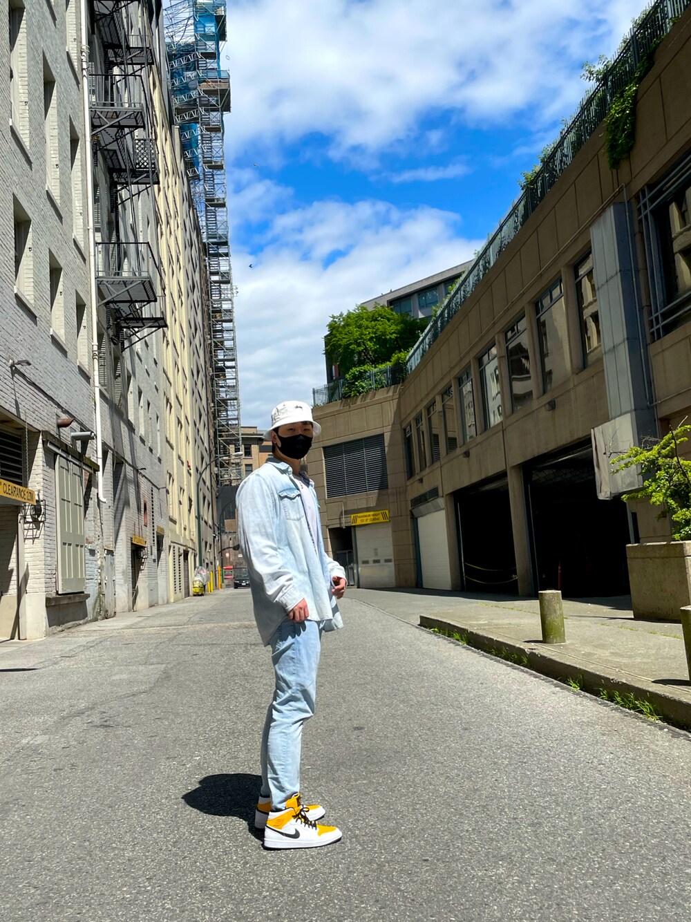 「summer、boy、denim、Jordan、stussy、guess、H&M、NIKE、COOLなこのコが仲間入り」｜「H&Mのアイテム（デニムパンツ、ブルー系）」を使った、mynameisjeffさん（メンズ・175cm）の冬コーディネートの1枚目の写真