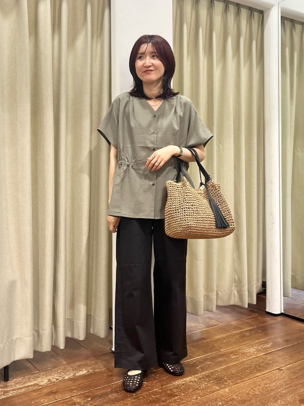 グリーン系のシャツ/ブラウス、ブラック系のその他パンツ、ブラック系のサンダルを着用したレディースの夏コーディネートの1枚目の写真