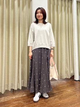 「URBAN RESEARCH DOORS（アーバンリサーチドアーズ）のウォッシャブルブライトプルオーバー｜春服/春ニット/洗濯可/オフィスカジュアル/通勤（Tシャツ/カットソー、ベージュ系）」を使った、idetomoさん（レディース・156cm）の春コーディネート