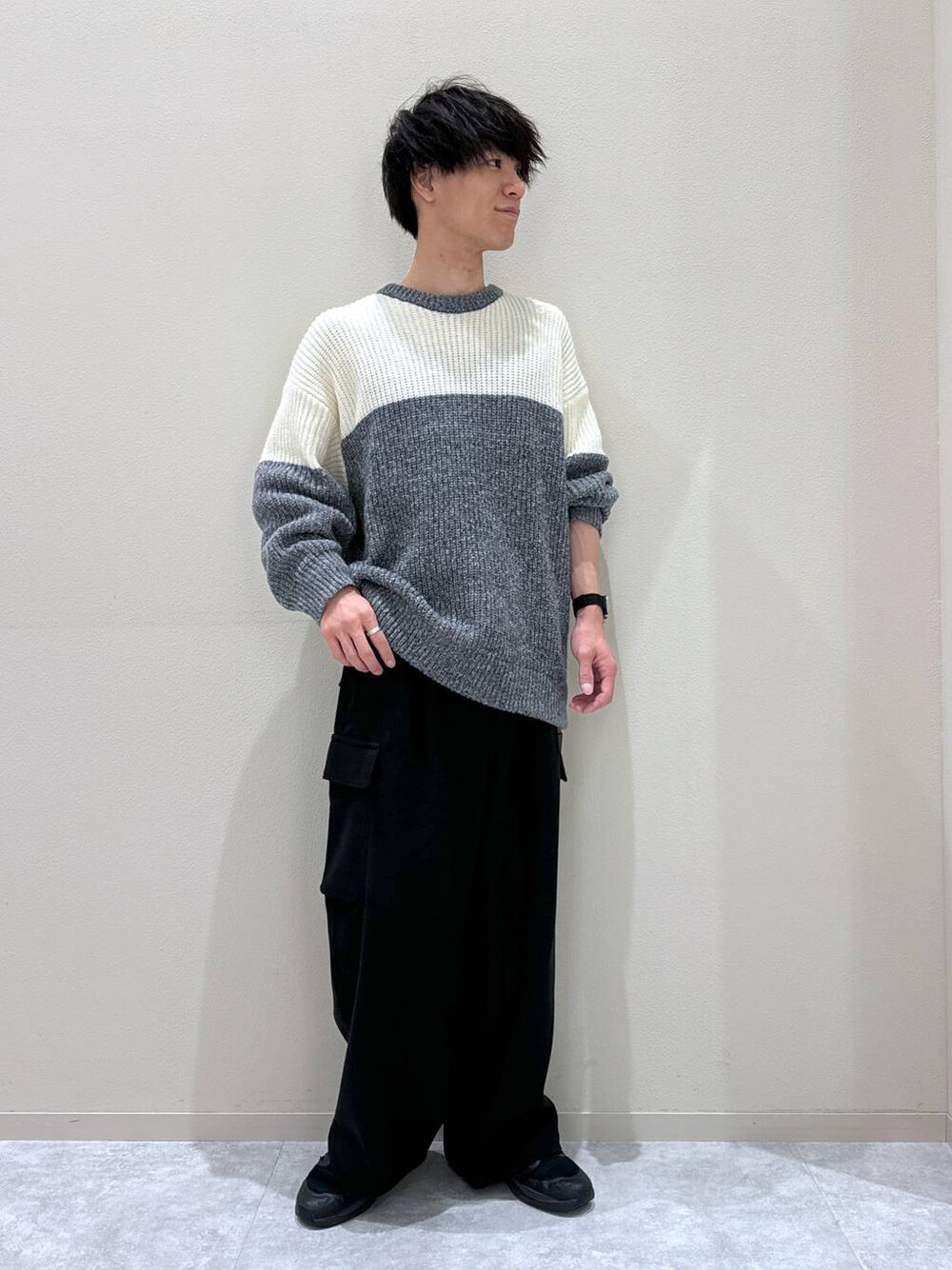 ブラック系のカーゴパンツ、ホワイト系のTシャツ/カットソーを着用したメンズの秋コーディネートの1枚目の写真
