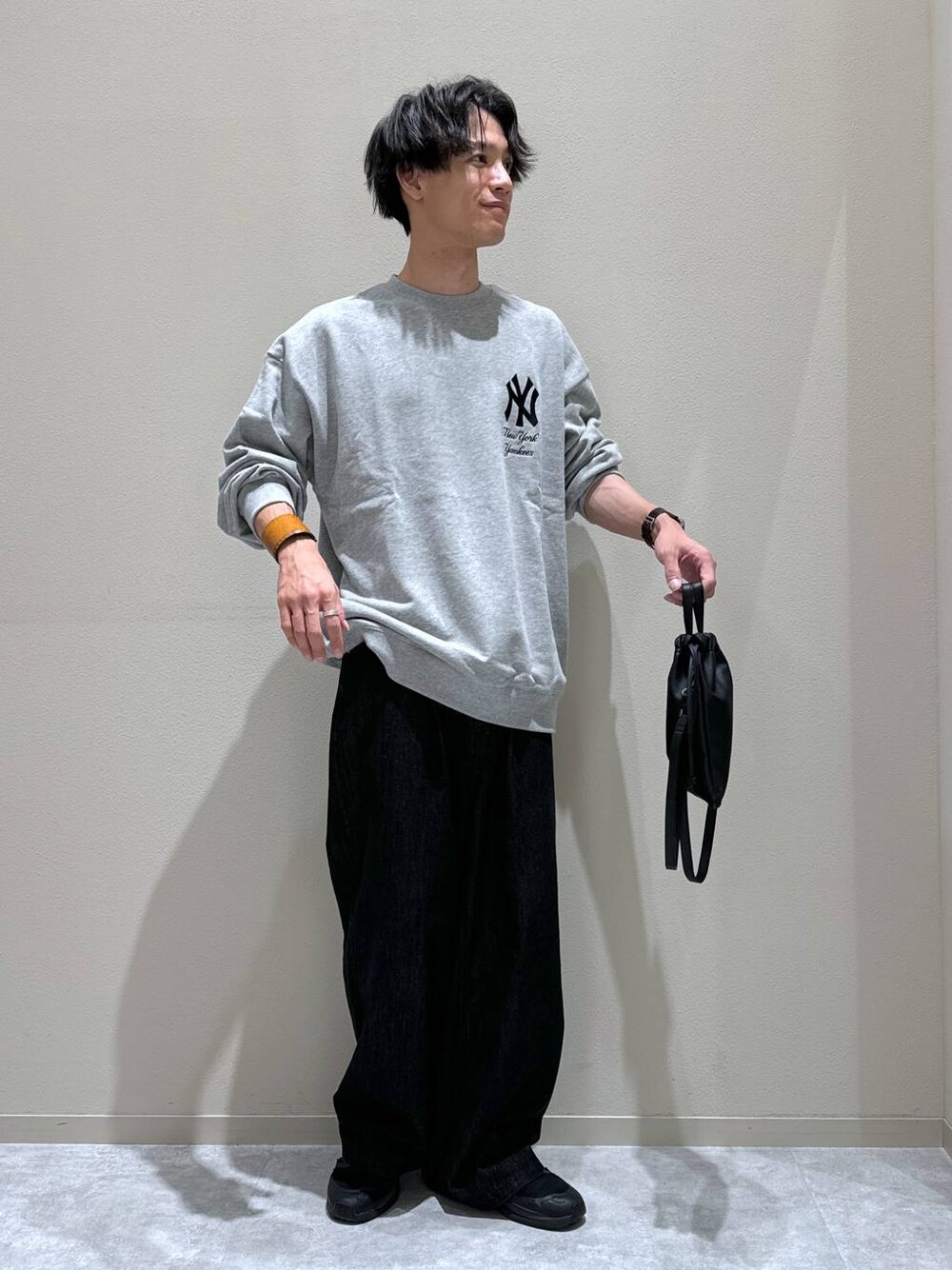 ブラック系のショルダーバッグ、ブラック系のその他パンツ、グレー系のスウェットを着用したメンズの秋コーディネートの1枚目の写真