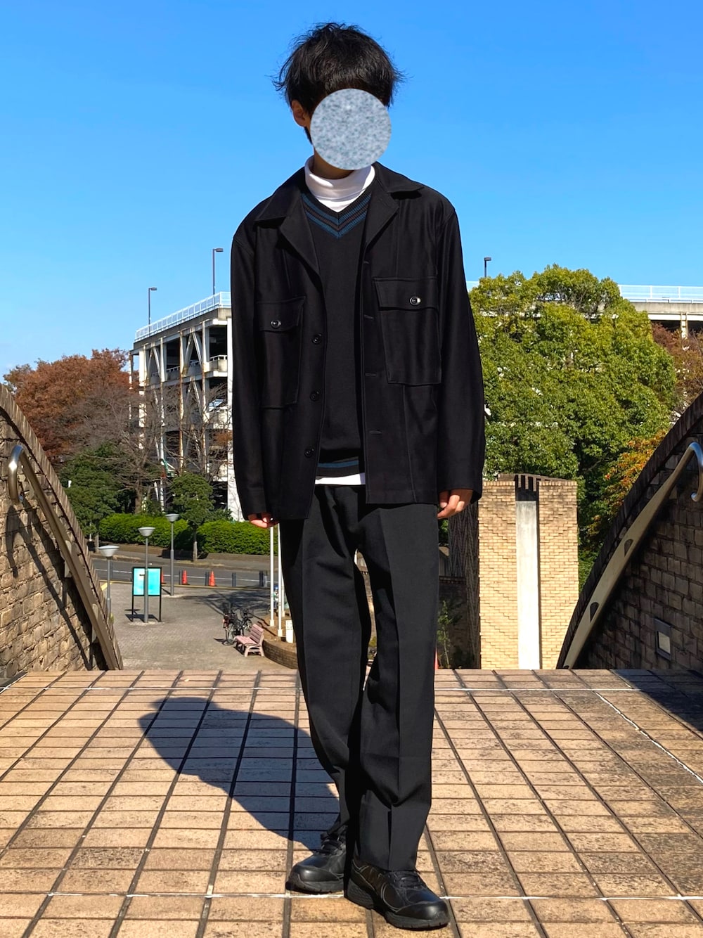 「セットアップ、シンプル、ブラック、New Balance、タートルネック、オーバーサイズ、GU、ユニクロ、休日スタイル、ニットベスト、キレイめ、きれいめカジュアル、プチプラコーデ、モノトーンコーデ、低身長」｜「RAGEBLUEのタートルネックカットソー/853745（Tシャツ/カットソー、ホワイト系）」を使った、りょうさん（メンズ・166cm）の冬コーディネートの1枚目の写真