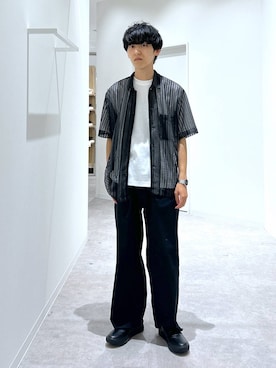 「スラックス」｜「アイテム（デニムパンツ）」を使った、りょうさん（メンズ・166cm）の秋コーディネート