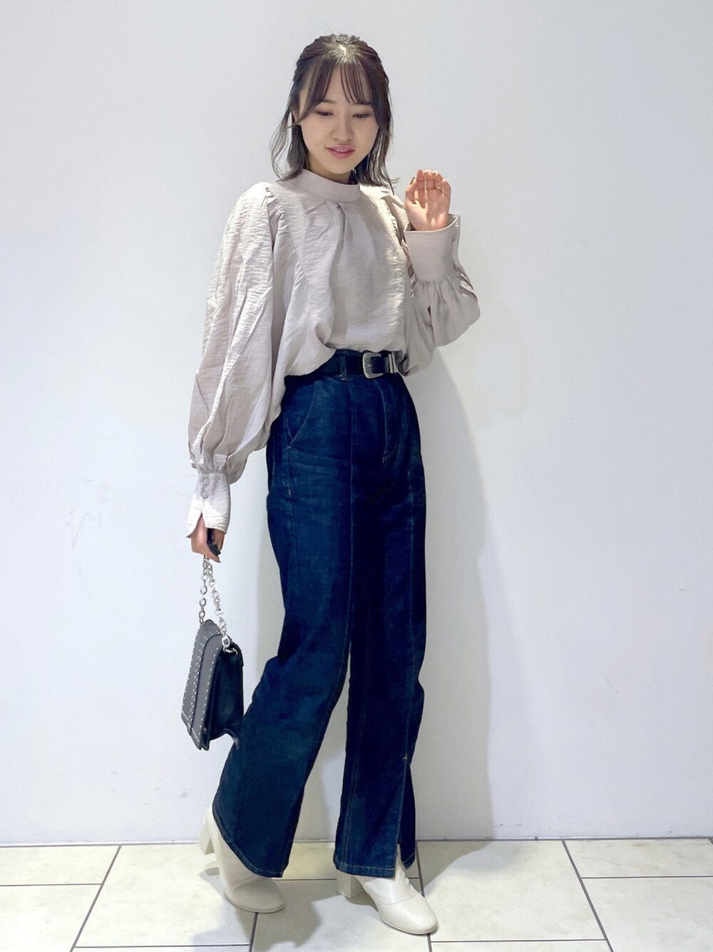ベージュ系のシャツ/ブラウス、ブルー系のデニムパンツ、ホワイト系のブーツを着用したレディースの秋コーディネートの1枚目の写真
