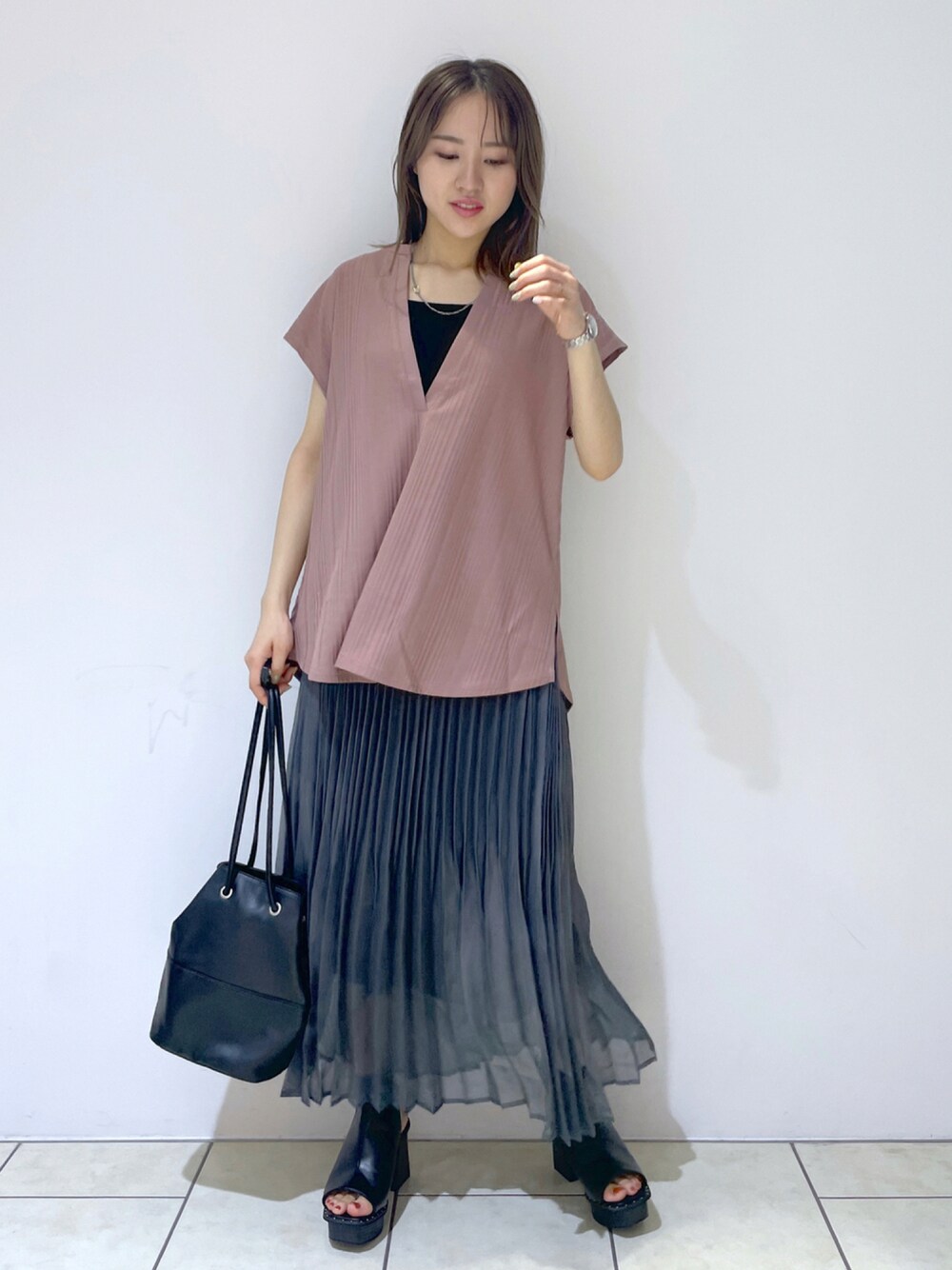 ブラック系のニット/セーター、ブラウン系のTシャツ/カットソー、ブラック系のサンダルを着用したレディースの夏コーディネートの1枚目の写真