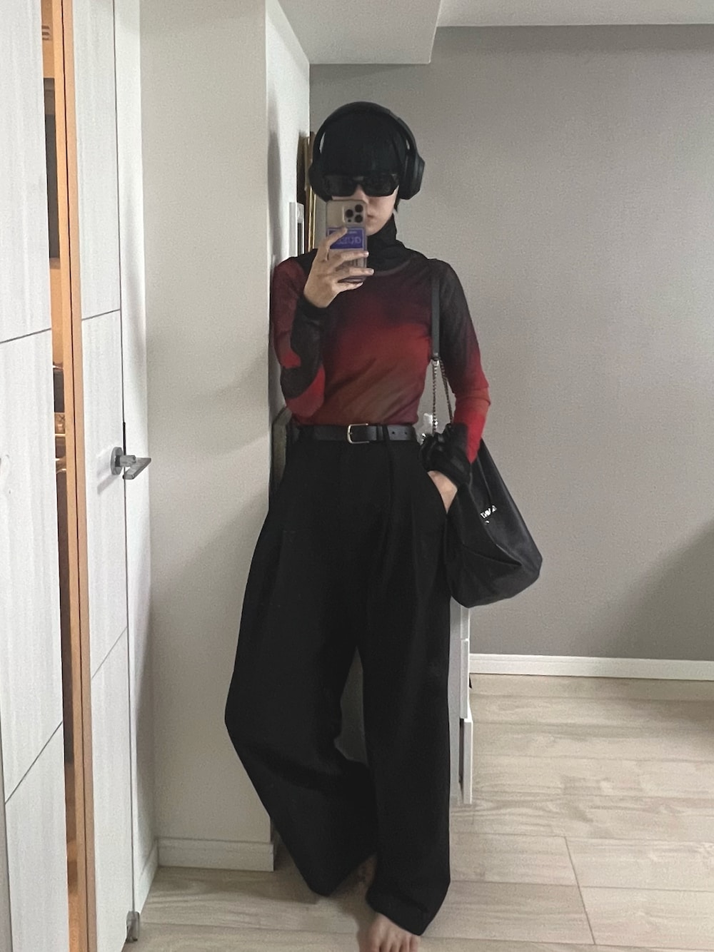 「骨格ウェーブ、シアートップス、モード、モードストリート、モードカジュアル、サングラス、サングラススタイル」｜「SAINT LAURENT PARISのアイテム（ショルダーバッグ、ブラック系）」を使った、小山モモさん（レディース・167cm）の春コーディネートの1枚目の写真