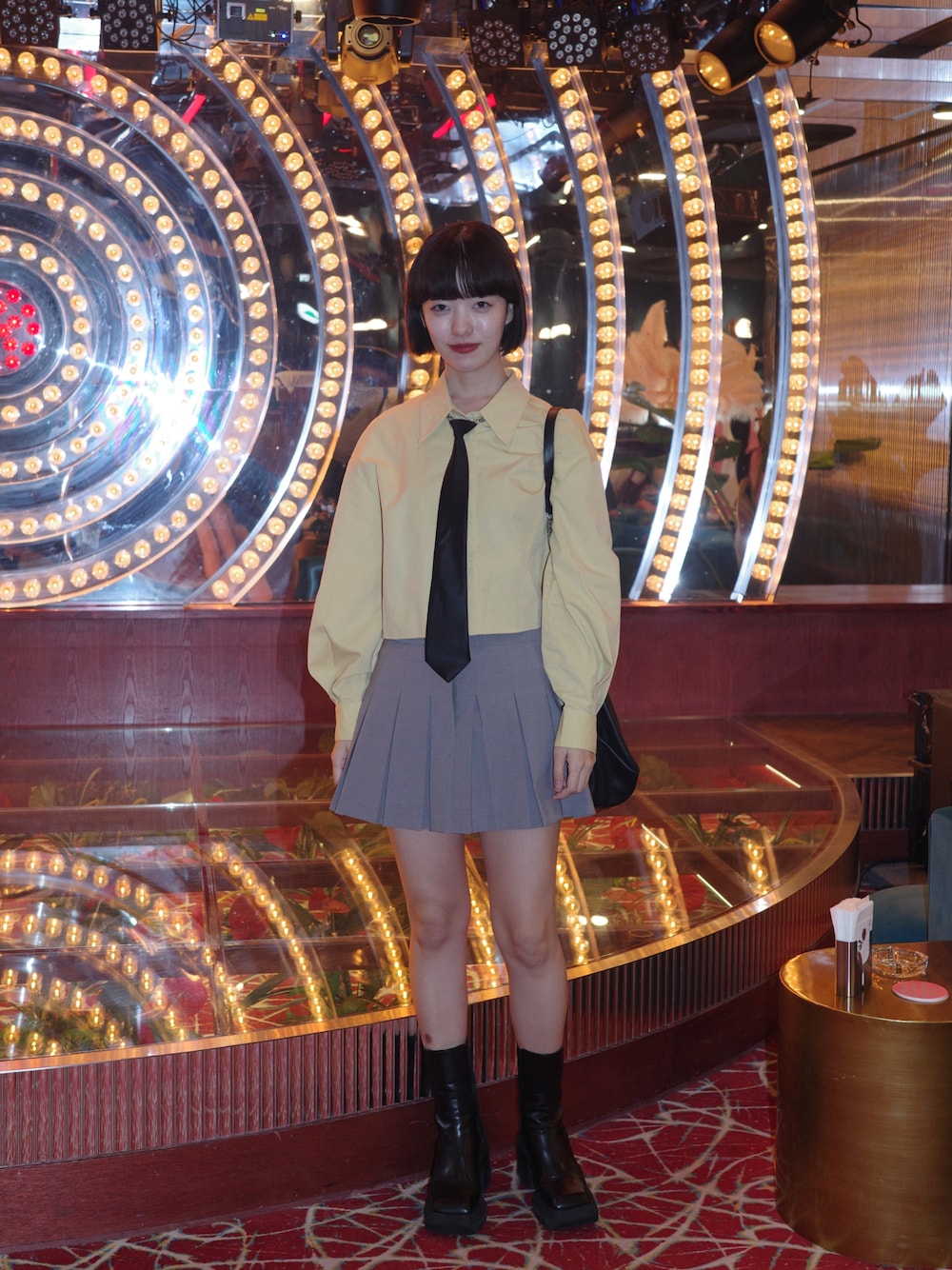 「ミニスカート、プリーツスカート、クロップドトップス、ネクタイ、秋服準備はじめました、秋冬コーデ、カラー×コーデ、イエロー、骨格ウェーブ、グレーコーデ」｜「FEKETEのPLEATS MINI SKIRT / フレアプリーツミニスカート（スカート、グレー系）」を使った、小山モモさん（レディース・167cm）の夏コーディネートの1枚目の写真