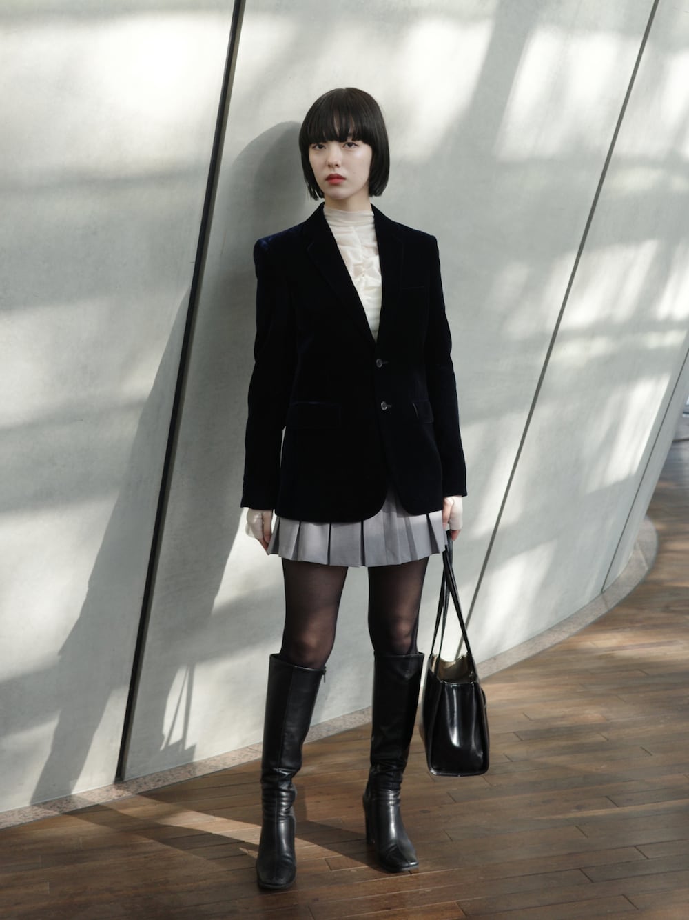「ファッションを楽しもう、秋冬コーデ、休日スタイル、ミニスカート、ジャケットスタイル、ootd」｜「minsobiのアイテム（ブーツ、ブラック系）」を使った、小山モモさん（レディース・167cm）の秋コーディネートの1枚目の写真