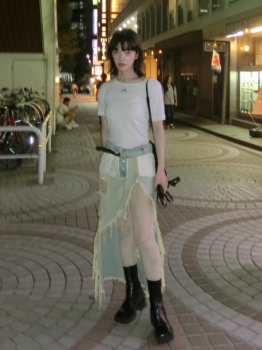 「ダメージデニム、デニムスカート、肩パッド、レースタイツ、夏コーデ、着回しコーデ、Tシャツ/カットソー、骨格ウェーブ、秋っぽコーデ更新中」｜「PRANK PROJECTのスキューバロゴトップ / Scuba Logo Top（Tシャツ/カットソー、ホワイト系）」を使った、小山モモさん（レディース・167cm）の秋コーディネートの1枚目の写真
