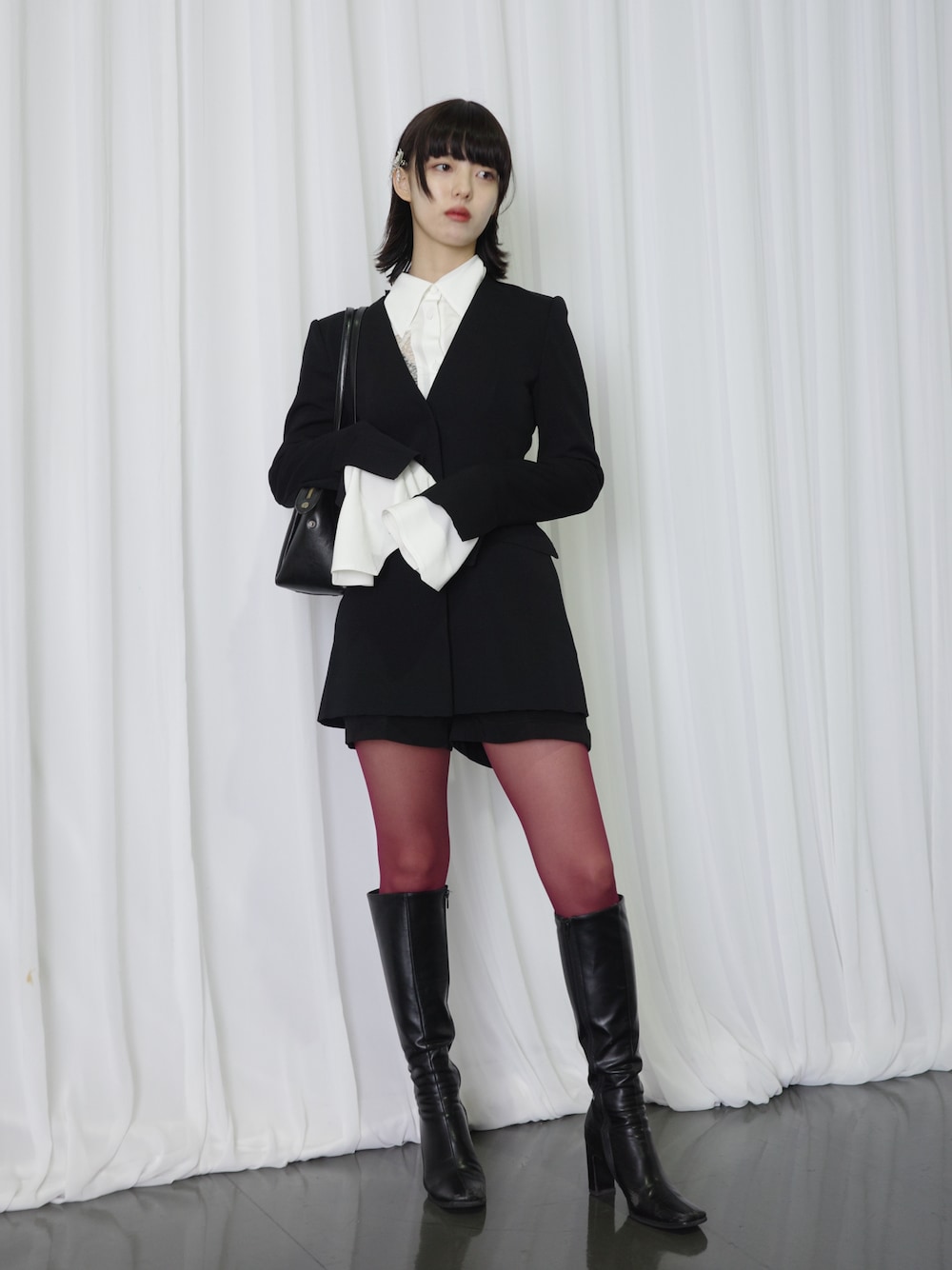 「秋服準備はじめました、タイツ×ブーツ、タイツ、秋服コーデ、モード、秋っぽコーデ更新中」｜「FETICOのアイテム（ノーカラージャケット、ブラック系）」を使った、小山モモさん（レディース・167cm）の秋コーディネートの1枚目の写真