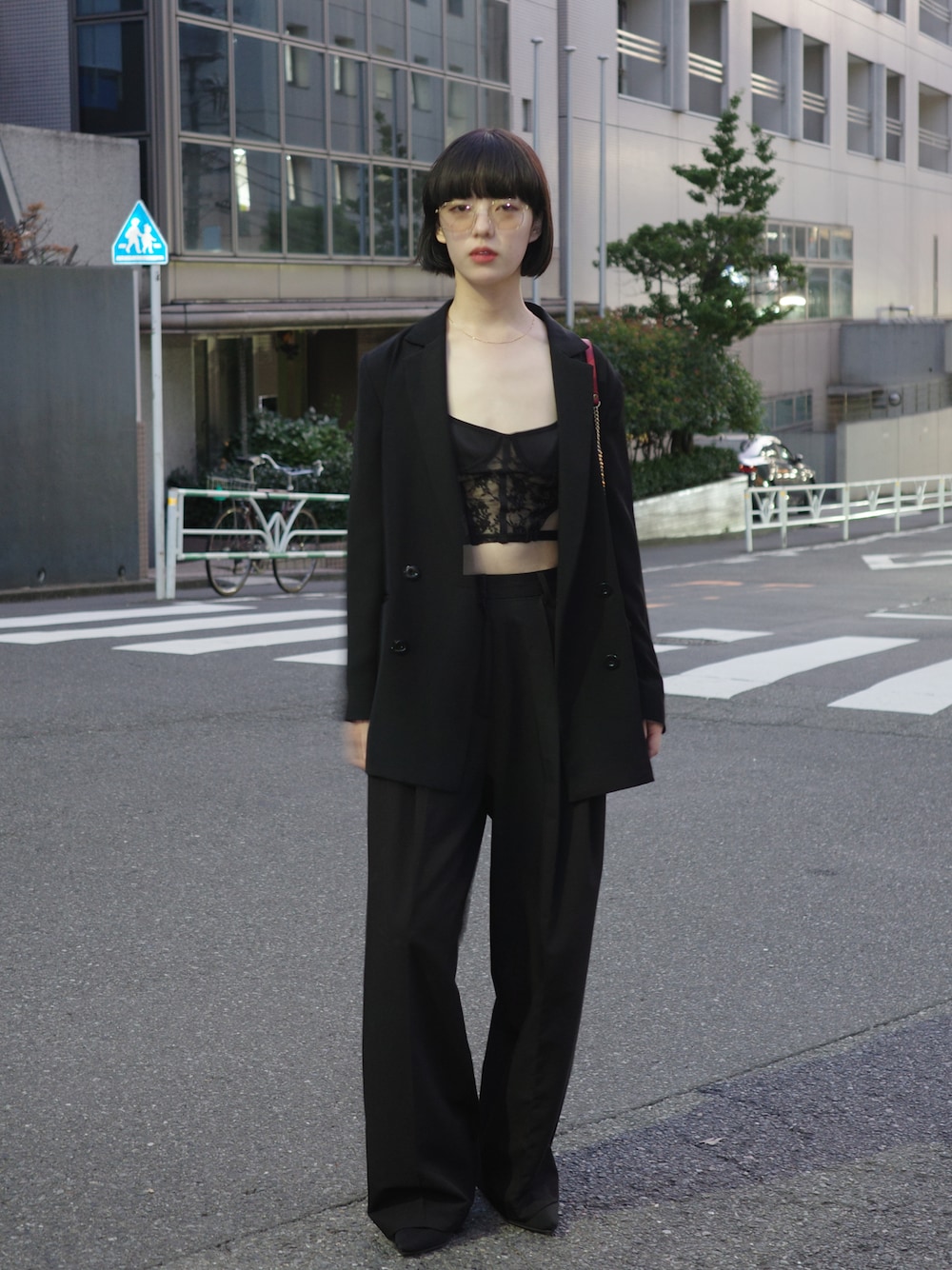「オールブラック、ビスチェ、肌見せ、レース、ジャケット、ジャケットスタイル、初秋コーデ、秋服準備はじめました、秋服コーデ、今日のコスメと服」｜「FRAGMENTのアイテム（その他トップス、ブラック系）」を使った、小山モモさん（レディース・167cm）の夏コーディネートの1枚目の写真