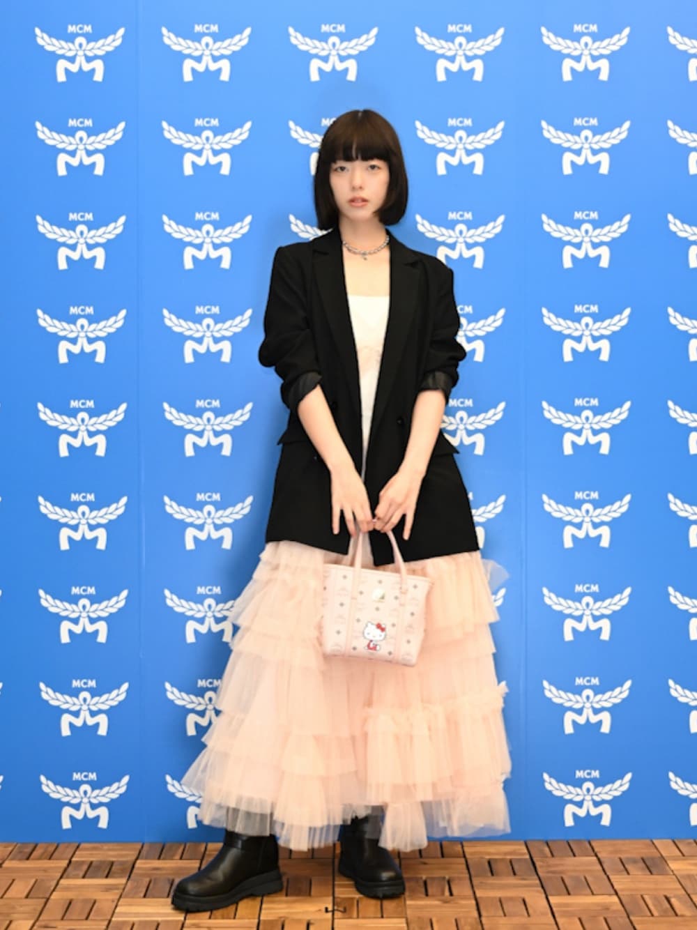 「秋っぽコーデ更新中、チュールワンピ、チュールドレス、エンジニアブーツ、お出かけコーデ、秋服、ジャケットスタイル、ワンピーススタイル」｜「GUのアイテム（テーラードジャケット、ブラック系）」を使った、小山モモさん（レディース・167cm）の秋コーディネートの1枚目の写真