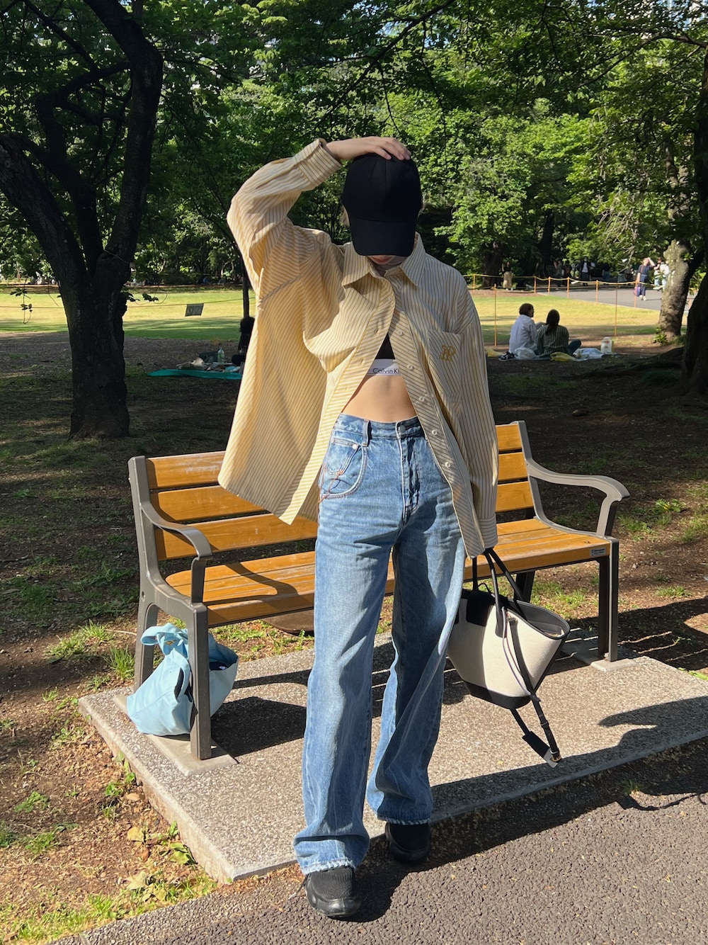 「今日のコスメと服、カジュアルコーデ、デニム、オーバーサイズシャツ、キャップ、デニムコーデ、カルバンクライン」｜「EVRISのERオーバーサイズシャツ（シャツ/ブラウス、イエロー系）」を使った、小山モモさん（レディース・167cm）の春コーディネートの1枚目の写真