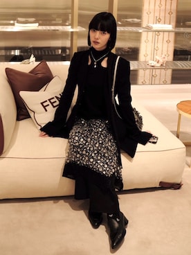 「アイテム（ノーカラージャケット）」を使った、小山モモさん（レディース・167cm）の冬コーディネート