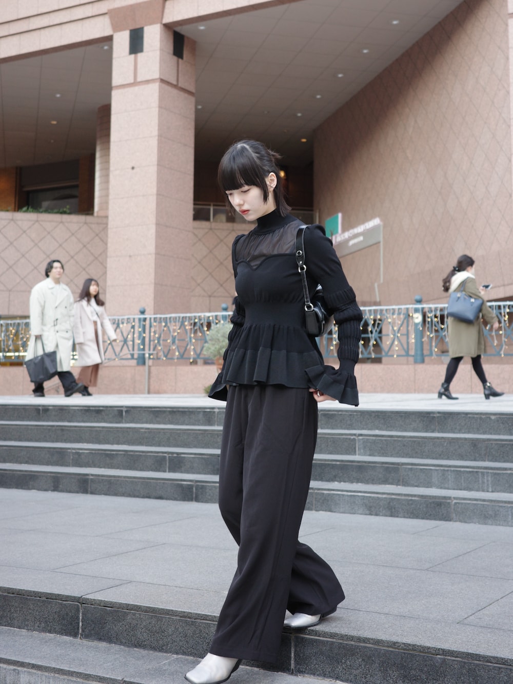 「大人女子、モード、ootd、シルバーシューズ、オールブラック」｜「FETICOのアイテム（その他トップス、ブラック系）」を使った、小山モモさん（レディース・167cm）の冬コーディネートの1枚目の写真