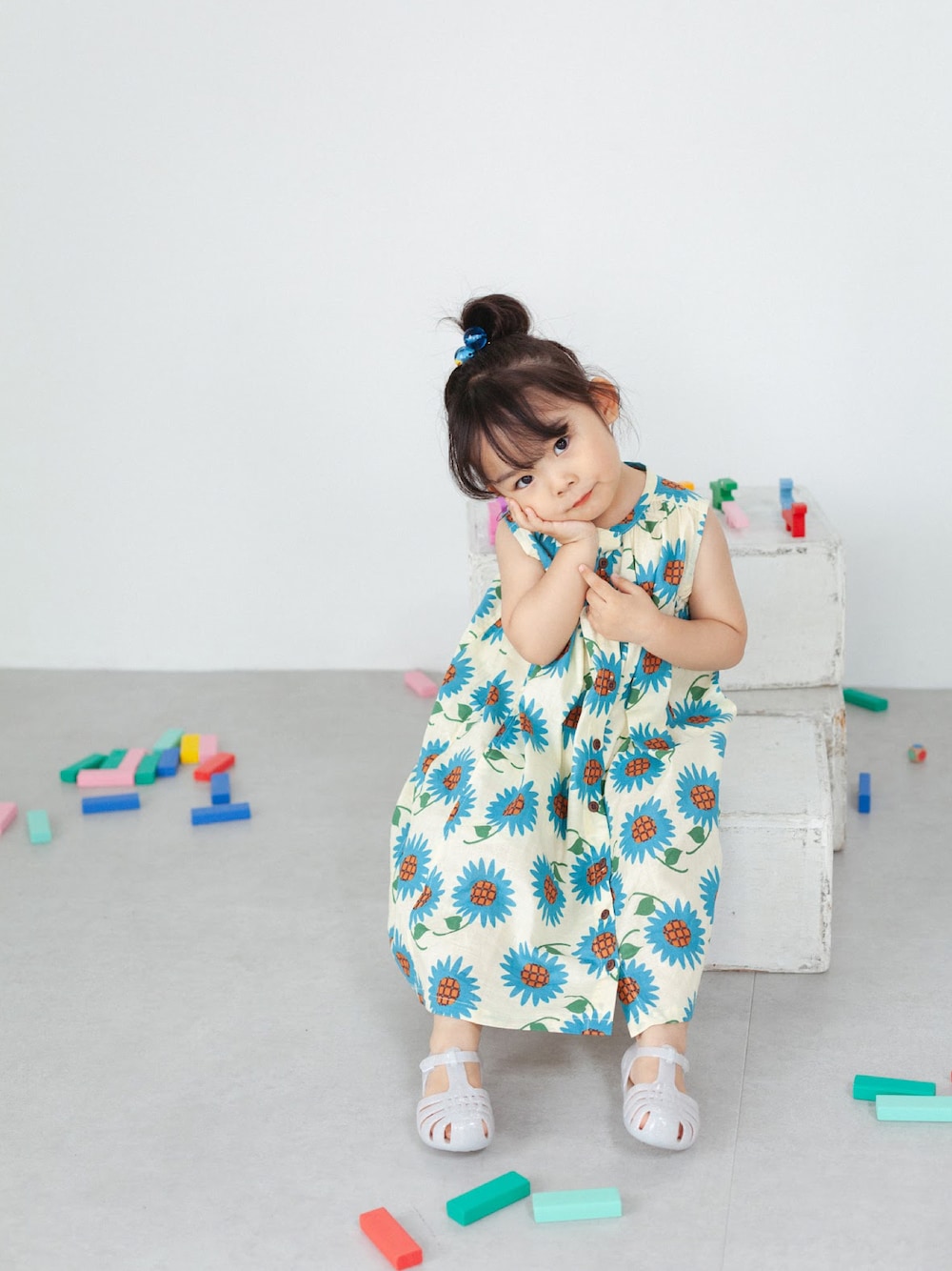 「夏コーデ、さらっと晴れやかスナップ、キッズコーデ、女の子コーデ、サンダル、キッズファッション、ファッションを楽しもう、ワンピース、女の子、p.premier、アプレレクール」｜「p.premierのひまわりサンドレス（ワンピース、ブルー系）」を使った、shunさん（キッズ・90cm）の夏コーディネートの1枚目の写真