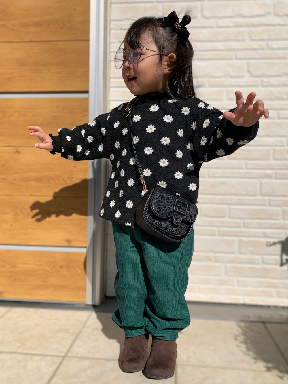 「ファッションを楽しもう、秋コーデ、カラー×コーデ、SHEIN、shein、韓国風コーデ、女の子コーデ、ベビーコーデ、秋冬コーデ、ootd、花柄、キッズコーデ」｜「apres les coursのスカラップリボンブーツ（ブーツ、ブラウン系）」を使った、shunさん（キッズ・80cm）の秋コーディネートの1枚目の写真
