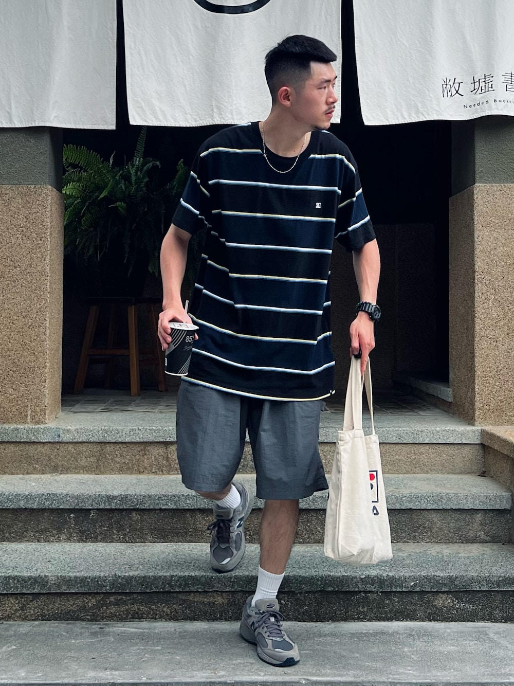 「ootd、ootdtw、New Balance」｜「DCのアイテム（Tシャツ/カットソー、その他）」を使った、YungXianさん（メンズ・180cm）の夏コーディネートの1枚目の写真