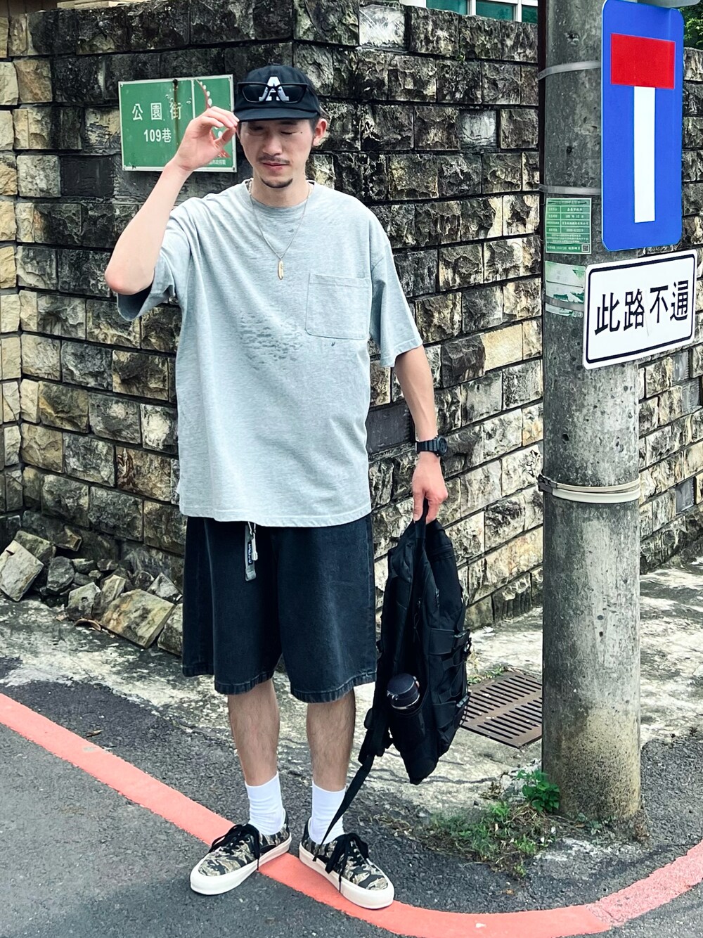 「ootd、ootdtw、VANS」｜「GUのアイテム（デニムパンツ、ブラック系）」を使った、YungXianさん（メンズ・180cm）の夏コーディネートの1枚目の写真