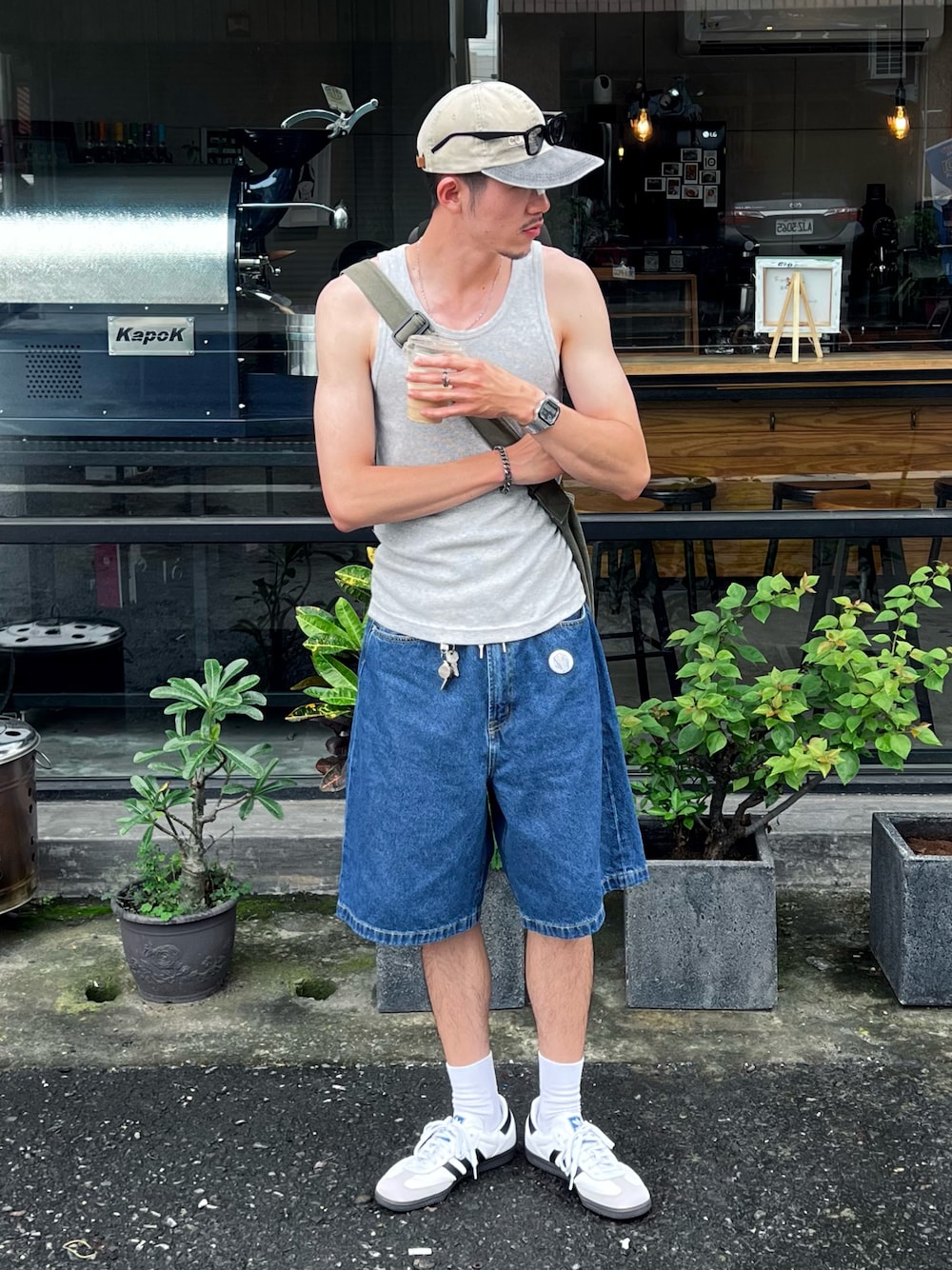 「ootd、ootdtw、adidas」｜「UNIQLOのアイテム（タンクトップ、グレー系）」を使った、YungXianさん（メンズ・180cm）の夏コーディネートの1枚目の写真