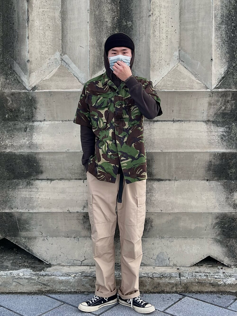 「ootd、ootdtw、converse」｜「YMCLKYのアイテム（チノパンツ、ベージュ系）」を使った、YungXianさん（メンズ・180cm）の冬コーディネートの1枚目の写真