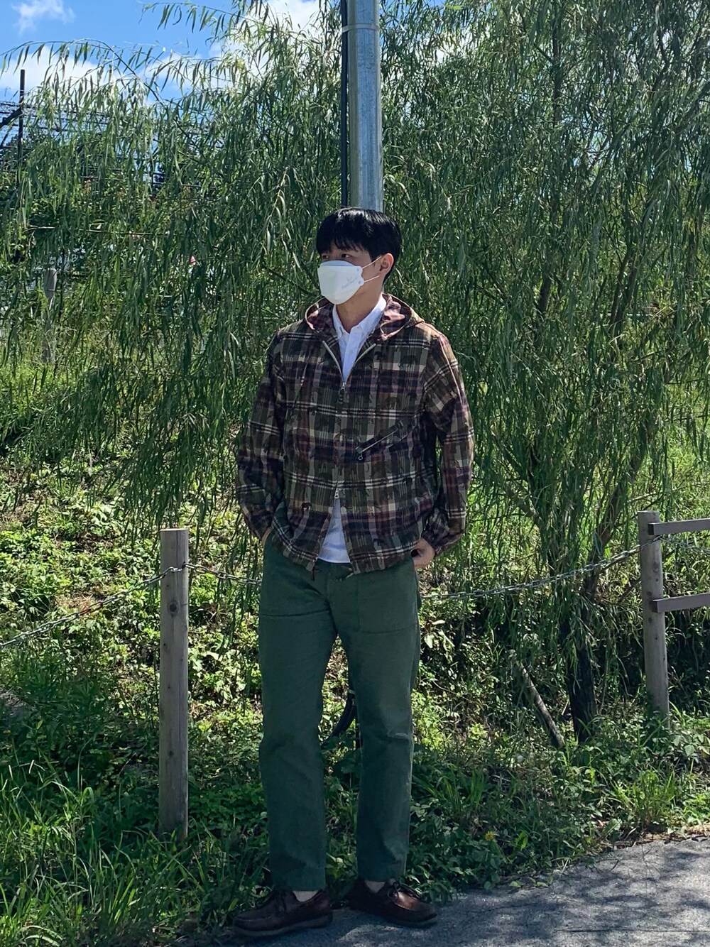 「韓国ファッション、韓国ブランド、beams plus、orslow、Paraboot」｜「orSlowのorSlow/オアスロウ SLIMFIT FATIGUE PANTS/スリム フィット ファティーグパンツ（カーゴパンツ、グリーン系）」を使った、ハンギョルさん（メンズ・177cm）の秋コーディネートの1枚目の写真