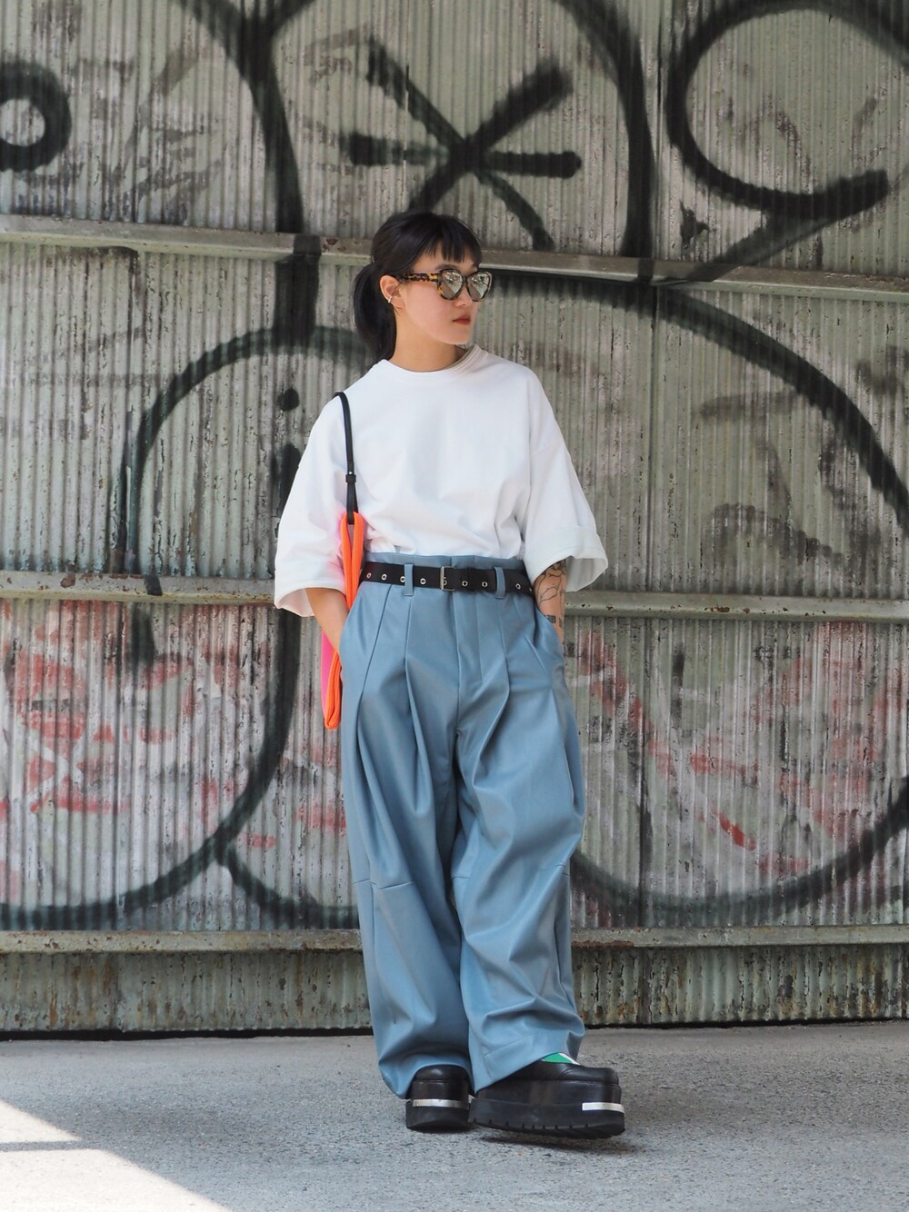 「秋のコーデ、カジュアル、秋、ゆるコーデ、低身長コーデ、ボリューム袖、ビックシルエット、秋服、Tシャツ、ハイウエスト」｜「ToironierのToironier/トワロニエ/TUCKER/タッカー（Tシャツ/カットソー、ホワイト系）」を使った、ナズさん（レディース・157cm）の秋コーディネートの1枚目の写真