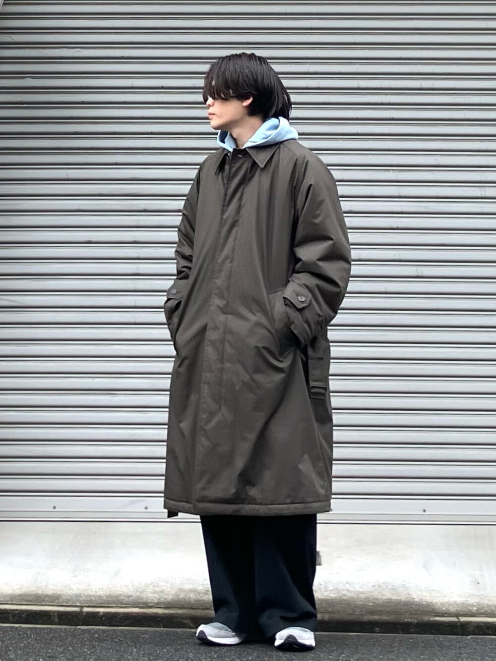 「真冬のあったかスタイル、冬コーデ、UNIQLO、プチプラ、きれいめカジュアル、休日スタイル、デートコーデ、お出かけコーデ、オトナカジュアル、大人カジュアル、ロングコート、パーカー、ワイドパンツ、スニーカー、差し色コーデ」｜「UNIQLOのフルジップパーカー（パーカー、ブルー系）」を使った、こぺさん（メンズ・171cm）の冬コーディネートの1枚目の写真