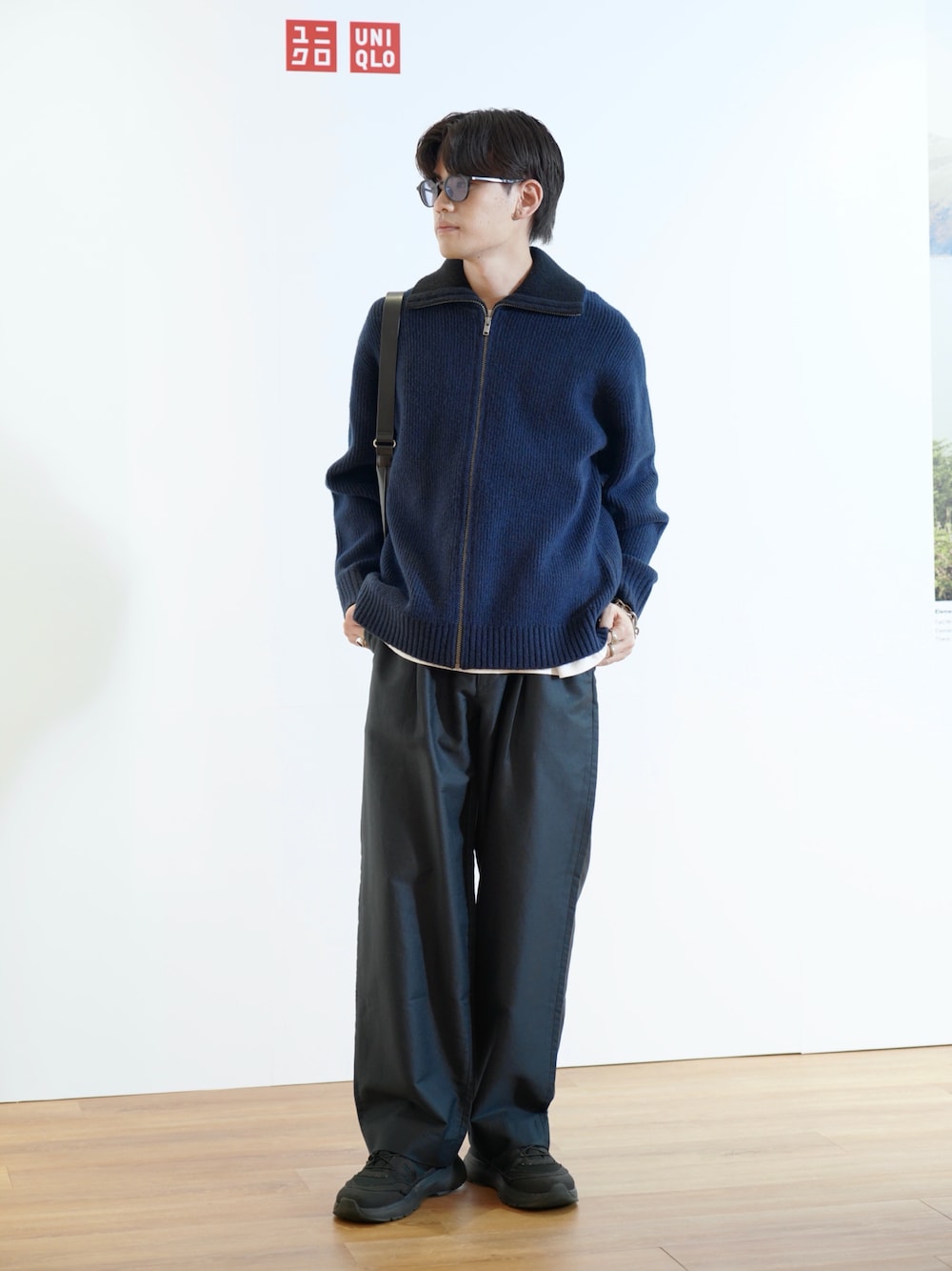 「秋っぽコーデ更新中、秋コーデ、ニット、プチプラ、きれいめカジュアル、メガネ男子、休日スタイル、デートコーデ、お出かけコーデ、オトナカジュアル、大人カジュアル、スニーカー、スラックス、ショルダーバッグ、UNIQLO」｜「UNIQLOのスフレヤーンフルジップセーター（ジャケット/アウター、ブルー系）」を使った、こぺさん（メンズ・171cm）の秋コーディネートの1枚目の写真