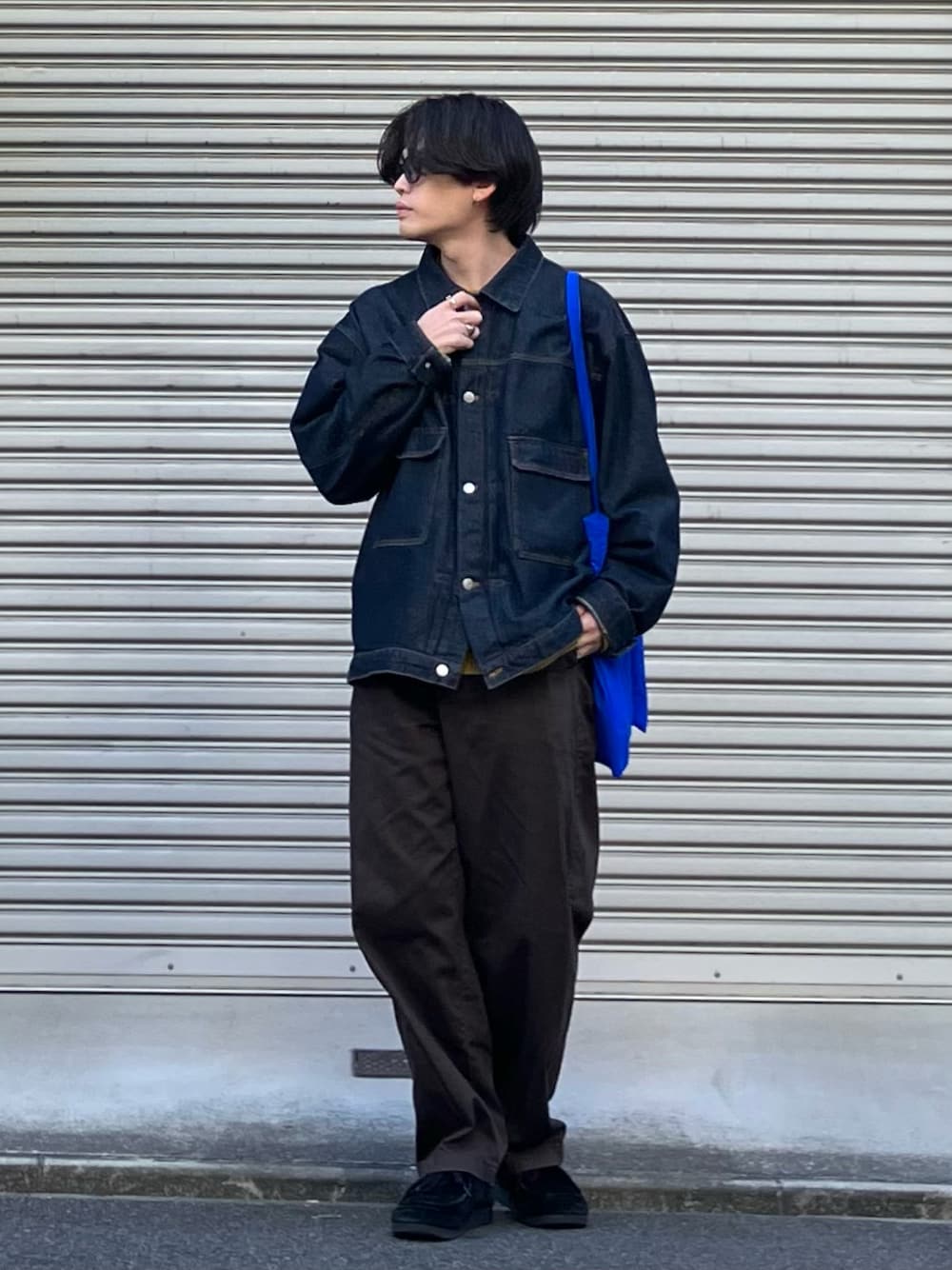 「冬コーデ、デニムジャケット、チノパン、ワイドパンツ、プチプラ、きれいめカジュアル、メガネ男子、おでかけコーデ、オトナカジュアル、大人カジュアル、休日コーデ、デートコーデ、トートバッグ、差し色コーデ、ブルゾン」｜「EMMA CLOTHESの【セットアップ】オーバーサイズデニムジャケット＆ワイドストレートデニムパンツ EMMA CLOTHES（セットアップ、ブルー系）」を使った、こぺさん（メンズ・171cm）の冬コーディネートの1枚目の写真