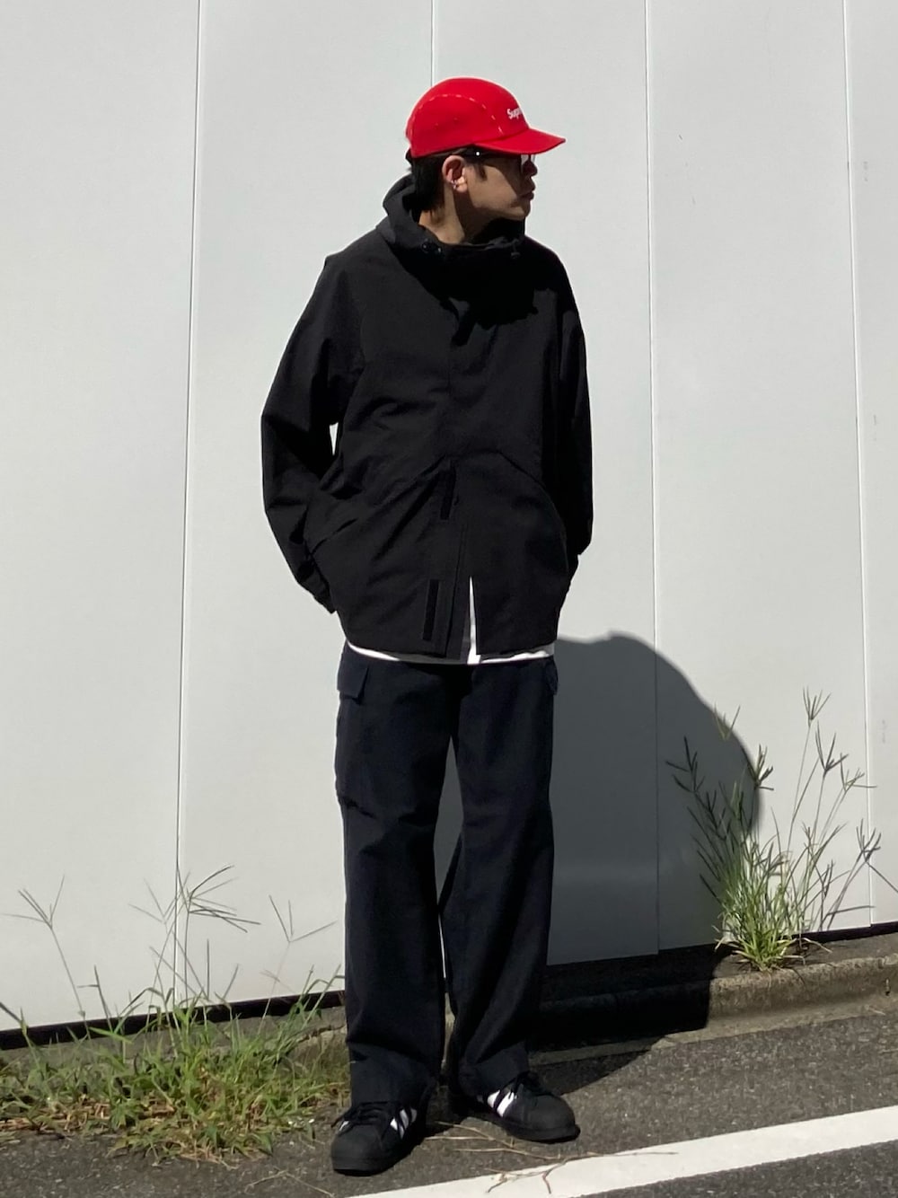「メンズファッション、ノームコア、大人カジュアル、冬のコーデ、ブラック、オールブラック、差し色、オーバーサイズ、冬アウター、UNIQLO、adidas、マウンテンパーカー、カーゴパンツ、スニーカー、新星WEARISTAにエントリー」｜「MONO-MARTのファンクショナルファブリック ビッグシルエットマウンテンパーカー/撥水/防風（マウンテンパーカー、ブラック系）」を使った、こぺさん（メンズ・171cm）の冬コーディネートの1枚目の写真