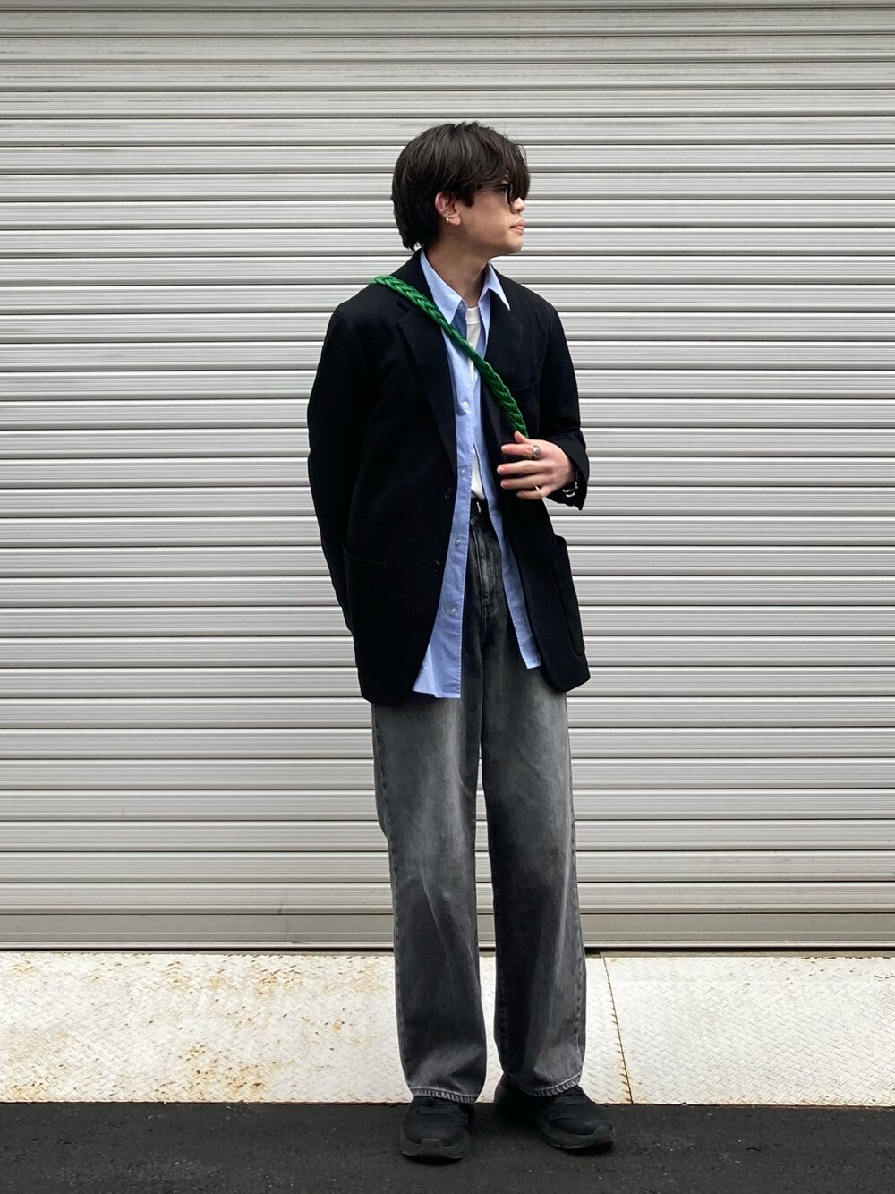 「お出かけコーデ、春ファッション、大人カジュアル、デニムパンツ、スニーカーコーデ、デニムコーデ、春夏コーデ、ブラックデニム、シャツスタイル、ジャケット、ショルダーバッグ、プチプラ、メガネ男子、きれいめカジュアル」｜「FREAK'S STOREのWEB限定 Relax Fit リラックスフィット レギュラーカラーシャツ/クレリック/ストライプ（シャツ/ブラウス、ブルー系）」を使った、こぺさん（メンズ・171cm）の春コーディネートの1枚目の写真