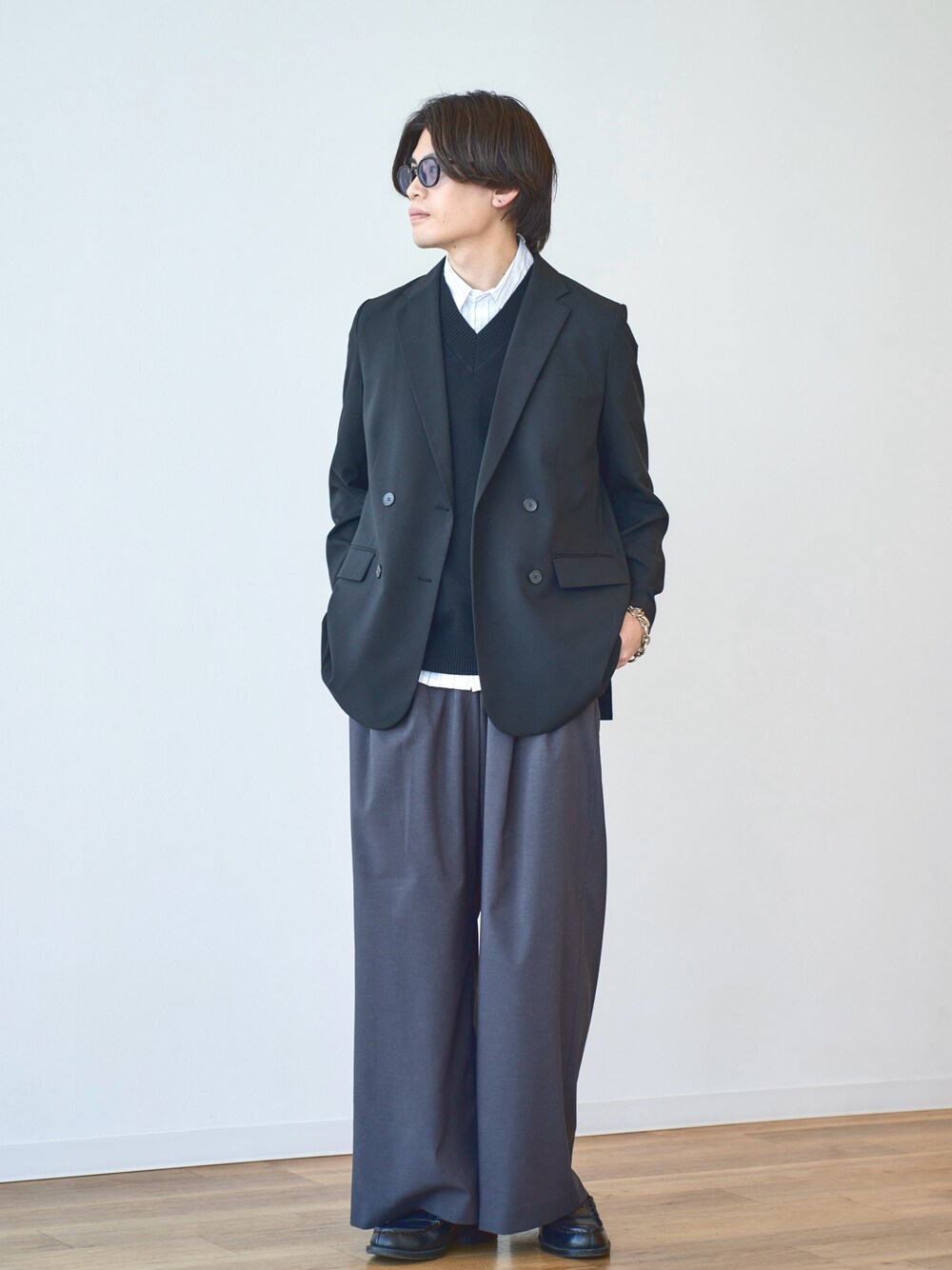「春めき満開コーデ、ワントーン、きれいめカジュアル、春コーデ、UNIQLO、メガネ男子、プチプラ、おでかけコーデ、大人カジュアル、オトナカジュアル、休日スタイル、デートコーデ、ジャケット、スラックス、ベスト」｜「UNIQLOの感動ダブルジャケットリラックスフィット（テーラードジャケット、ブラック系）」を使った、こぺさん（メンズ・171cm）の春コーディネートの1枚目の写真