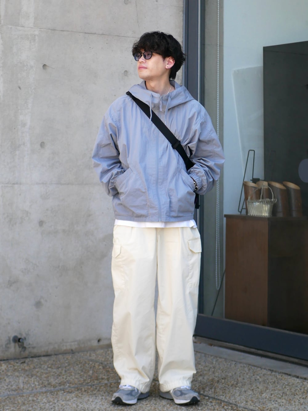 「ペールトーン、カジュアル、プチプラ、UNIQLO、メガネ男子、お出かけコーデ、オトナカジュアル、大人カジュアル、休日スタイル、デートコーデ、ブルゾン、ワイドパンツ、カーゴパンツ、スニーカー、ショルダーバッグ」｜「UNIQLOのフーデットブルゾン（ジャケット/アウター、ブルー系）」を使った、こぺさん（メンズ・171cm）の夏コーディネートの1枚目の写真