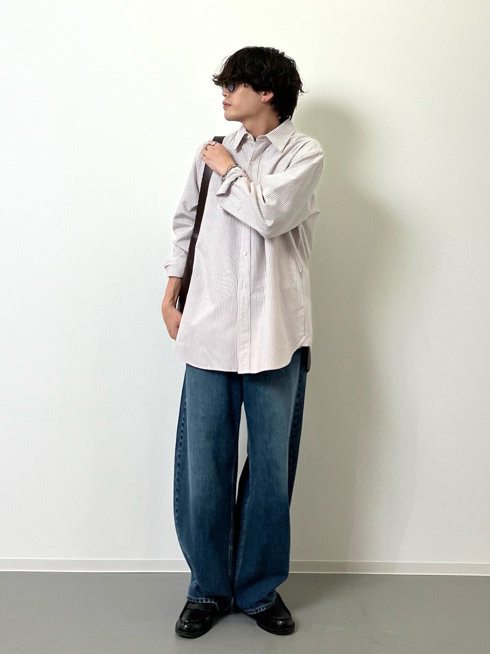「ショルダーバッグ、秋服準備はじめました、秋先取りコーデ、きれいめカジュアル、メガネ男子、プチプラ、おでかけコーデ、大人カジュアル、オトナカジュアル、休日スタイル、デートコーデ、シャツスタイル、デニムパンツ、ワイドパンツ、ローファー」｜「UNIQLOのブロードオーバーサイズシャツ（シャツ/ブラウス、ホワイト系）」を使った、こぺさん（メンズ・171cm）の秋コーディネートの1枚目の写真