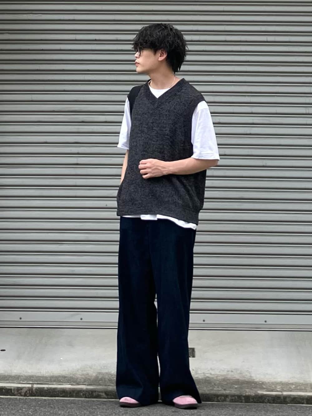 「モノトーンコーデ、夏コーデ、白Tシャツ、きれいめカジュアル、プチプラ、メガネ男子、お出かけコーデ、オトナカジュアル、大人カジュアル、休日スタイル、デートコーデ、ベスト、ワイドパンツ、スニーカー、差し色コーデ」｜「GUのウォッシャブルメランジVネックベスト（ベスト、グレー系）」を使った、こぺさん（メンズ・171cm）の夏コーディネートの1枚目の写真