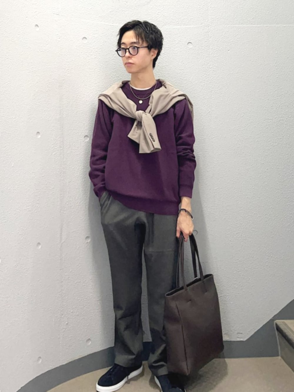 ブラウン系のトートバッグ、ブルー系のスニーカー、パープル系のニット/セーターを着用したメンズの秋コーディネートの1枚目の写真