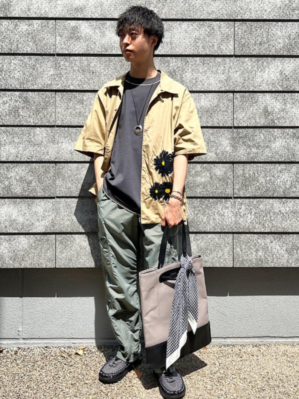「シップス、SHIPS、トートバッグ、スカーフアレンジ、サンダル」｜「KEENのKEEN: UNEEK（サンダル、グレー系）」を使った、東松さん（メンズ・168cm）の春コーディネートの1枚目の写真