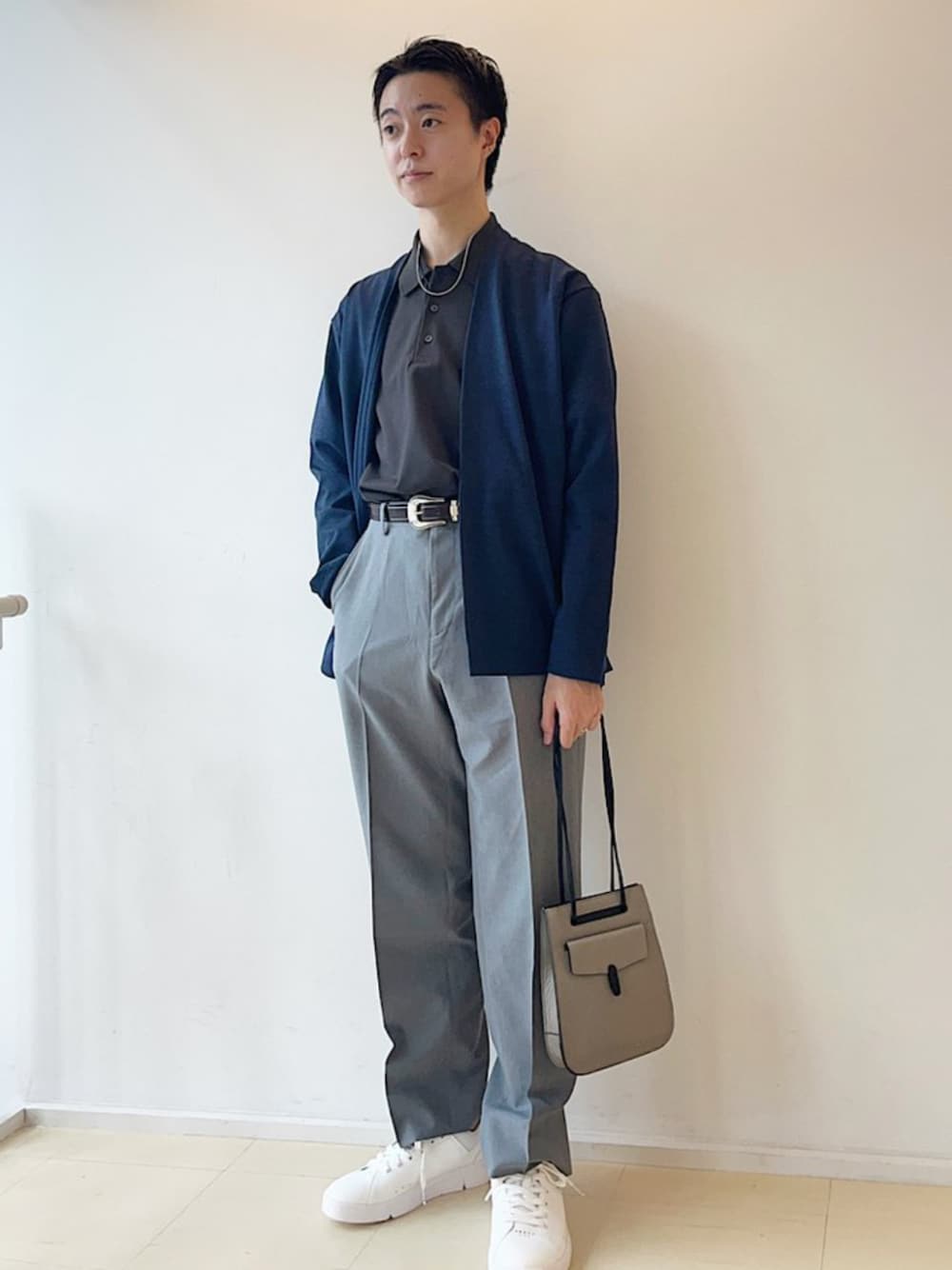 「シップス、SHIPS、サコッシュバッグ、シルバーアクセサリー、ポロシャツ、ジャケット、白スニーカー」｜「TOMOEのTOMOE:UTILITY UBS 2way ショルダーバッグ（ショルダーバッグ、グレー系）」を使った、東松さん（メンズ・168cm）の秋コーディネートの1枚目の写真