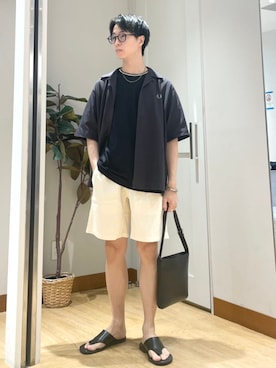 「SHIPS（シップス）のSHIPS: スマート レザー ショルダーバッグ（ショルダーバッグ、ブラック系）」を使った、東松さん（メンズ・168cm）の夏コーディネート