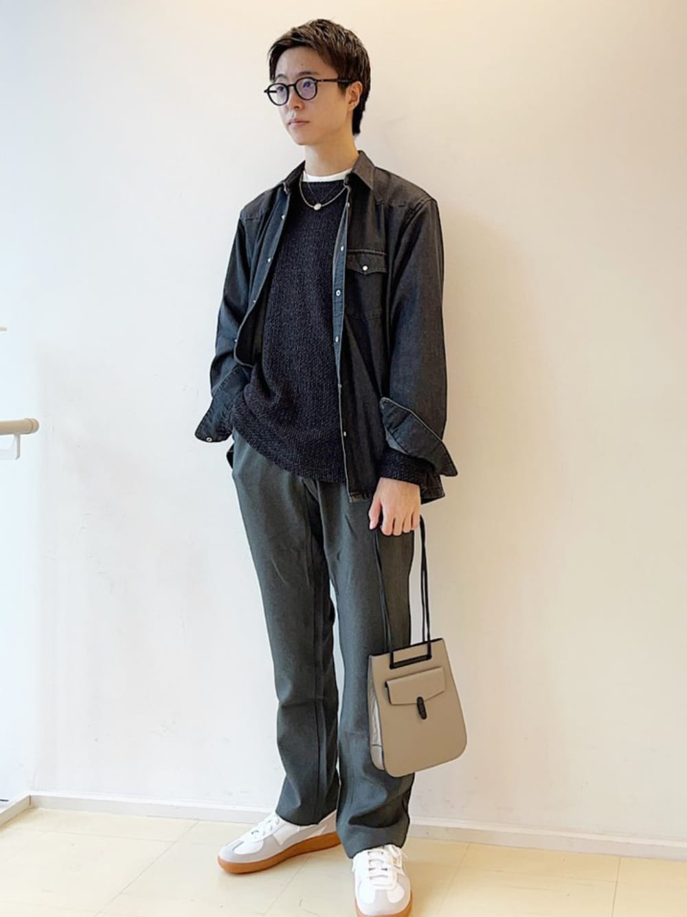 「シップス、SHIPS、デニム、デニムシャツ、ロンT、サングラス、ストレッチパンツ、ボートネック、大人カジュアル、ショルダーバッグ」｜「TOMOEのTOMOE:UTILITY UBS 2way ショルダーバッグ（ショルダーバッグ、グレー系）」を使った、東松さん（メンズ・168cm）の秋コーディネートの1枚目の写真