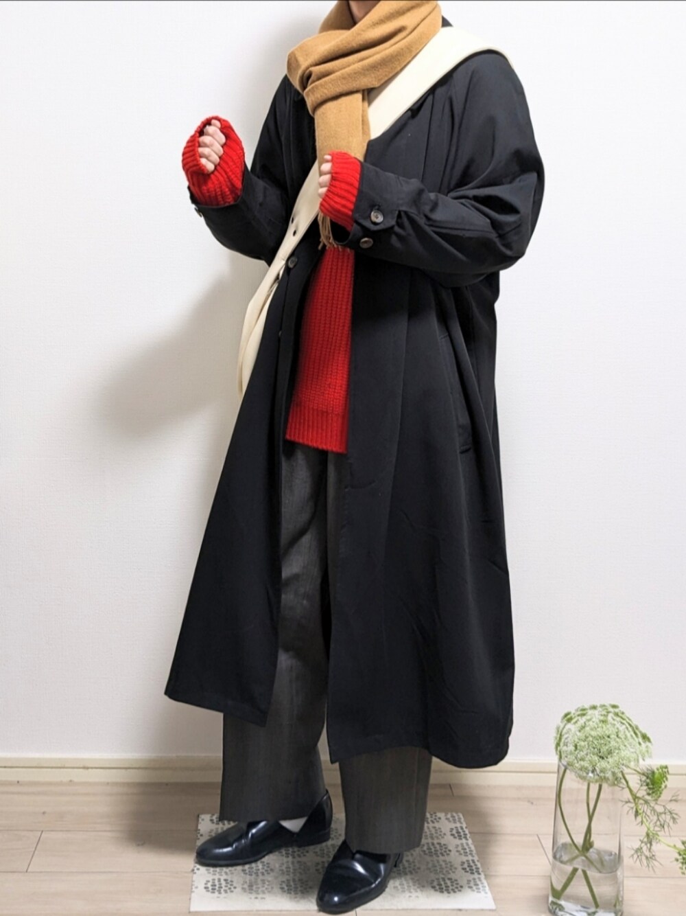 「新星WEARISTAにエントリー、WEARyouthコーデ、シンプルスタイル、おしゃれさんと繋がりたい、オトナカジュアル、スラックス、革靴、クリスマスに着たい服、コート、ロングコート、きれいめカジュアル、古着、赤ニット、マフラー」｜「remerのloose soutien collar long coat/ルーズステンカラーコート（ステンカラーコート、ブラック系）」を使った、ひかるさん（メンズ・174cm）の冬コーディネートの1枚目の写真