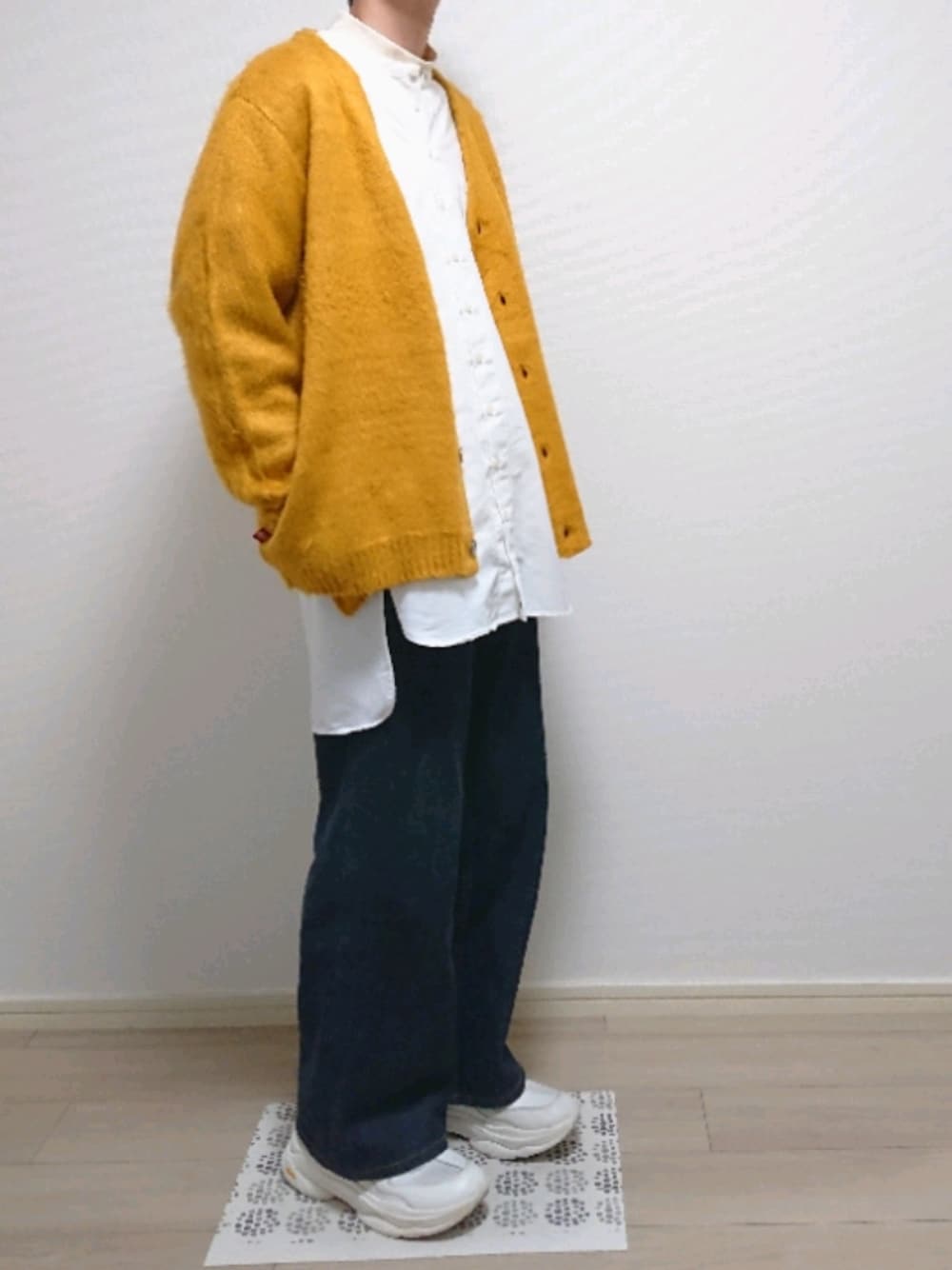 ベージュ系のTシャツ/カットソー、イエロー系のカーディガン/ボレロ、ホワイト系のシャツ/ブラウスを着用したメンズの秋コーディネートの1枚目の写真