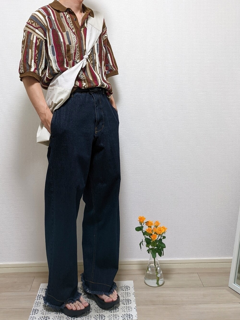 「ニットポロ、3Dニット、タックイン、デニム、デニムパンツ、トングサンダル、サンダル、前田ケイン、大人カジュアル、夏コーデ」｜「DRY STICKのアイテム（ポロシャツ、ブラウン系）」を使った、ひかるさん（メンズ・174cm）の夏コーディネートの1枚目の写真