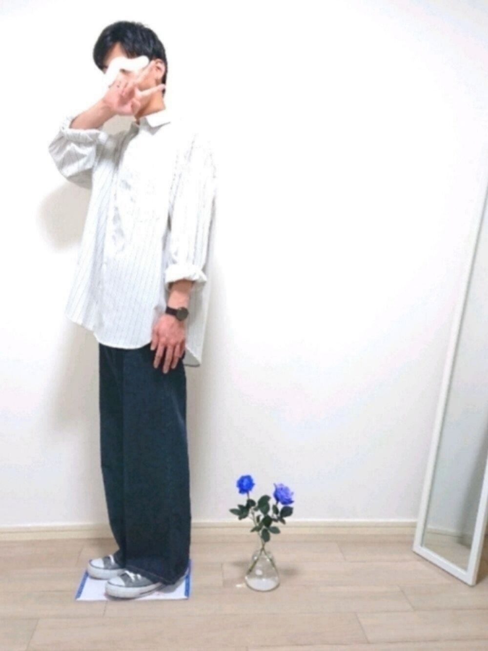 「ラブアンドピース2021、シンプル、秋服準備はじめました、シンプルスタイル、きれいめカジュアル、ストライプ、ストライプシャツ、シャツスタイル、デニム、ワイドデニム、コンバース、休日スタイル、青薔薇、ずずポ」｜「ADRERのステンレスイヤーカフ/イヤカフ　2点セット（ピアス（両耳用）、シルバー系）」を使った、ひかるさん（メンズ・174cm）の秋コーディネートの1枚目の写真
